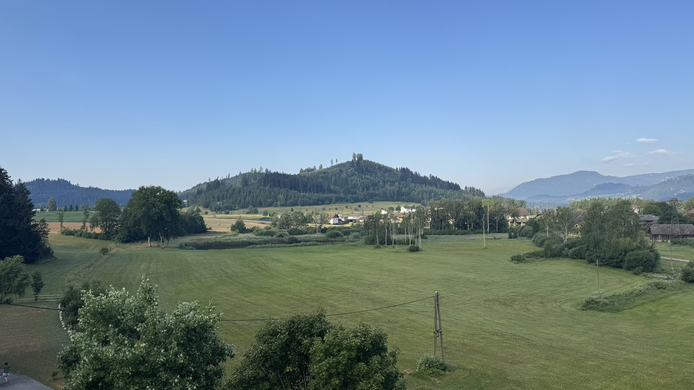 Wohnmobilstellplatz: Vom Hof über den Teich Richtung Golfplatz - CAMPING-LÄNGSEE Stellplatz Bergschusterhof - Environs, zone