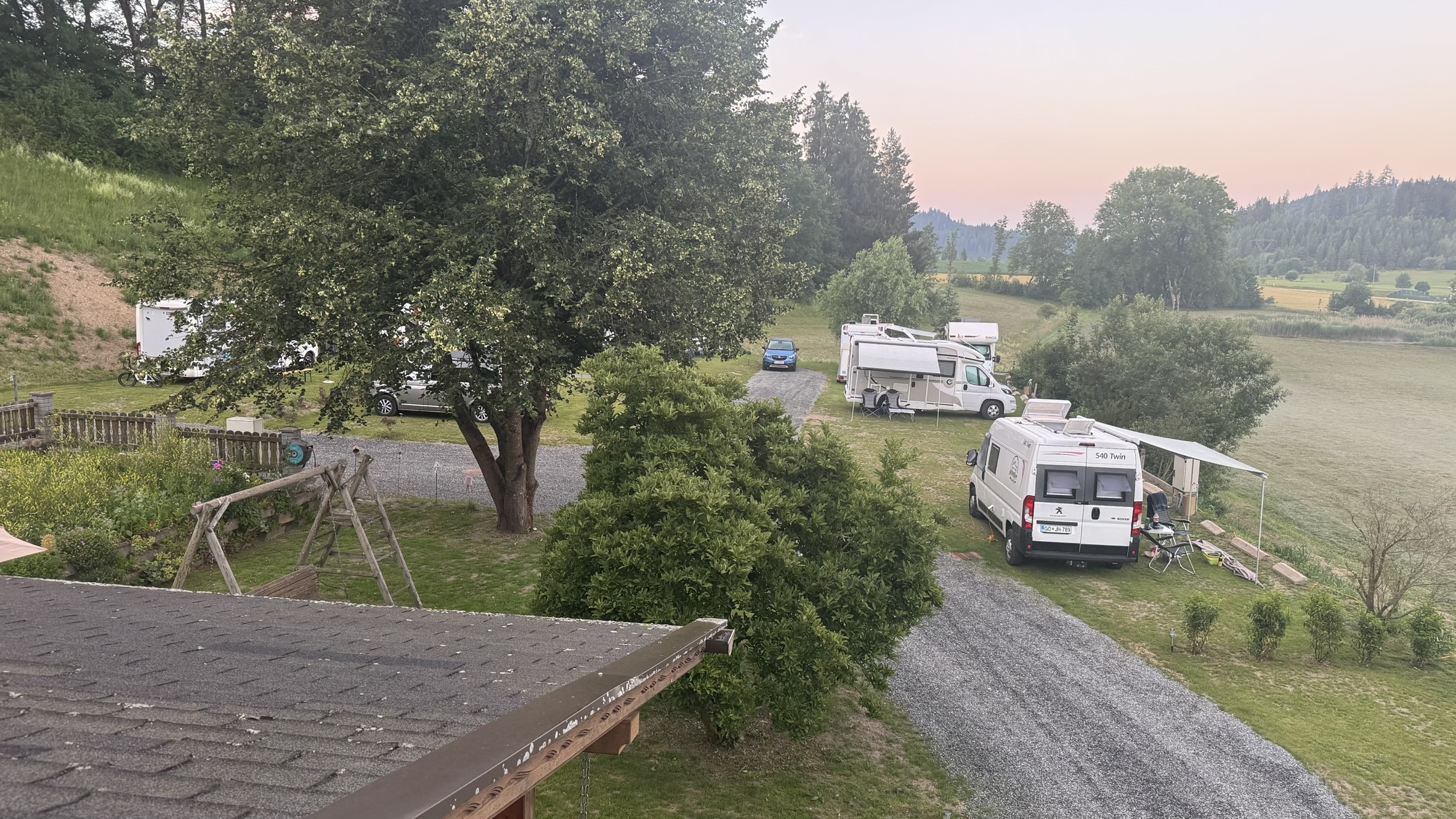 área camper - Bernaich - Unser Stellplatz in der Morgenstimmung - CAMPING-LÄNGSEE Stellplatz Bergschusterhof