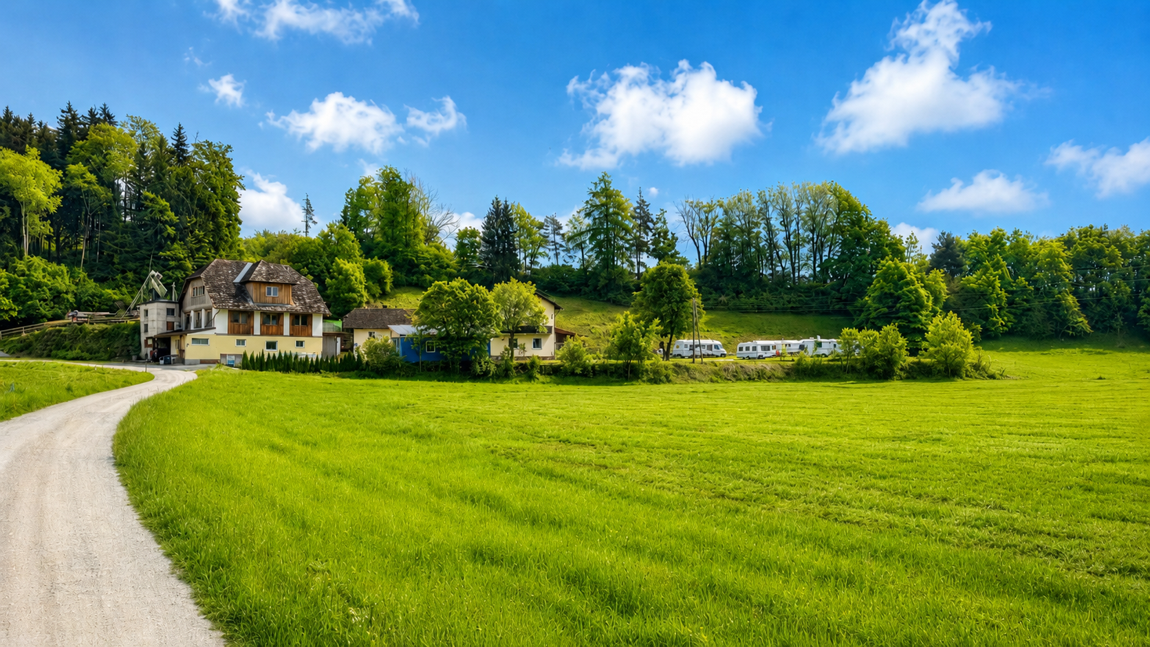 área camper - Bernaich - Unser Hof - Ansicht bei der Anreise - CAMPING-LÄNGSEE Stellplatz Bergschusterhof