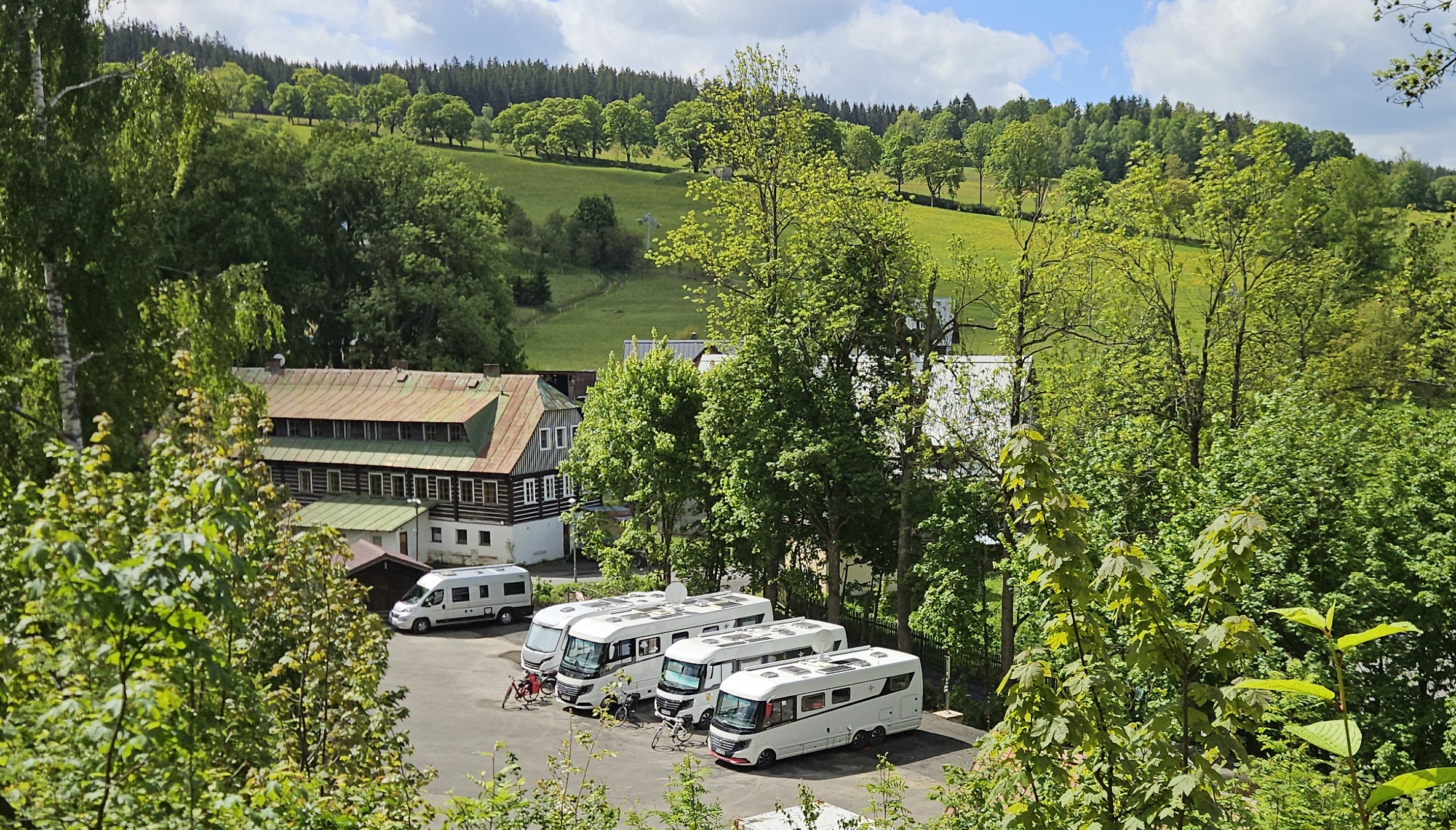 Reisemobilstellplatz - Wohnwagen erlaubt - Tschechien - Frühling - Stellplatz Mlýn