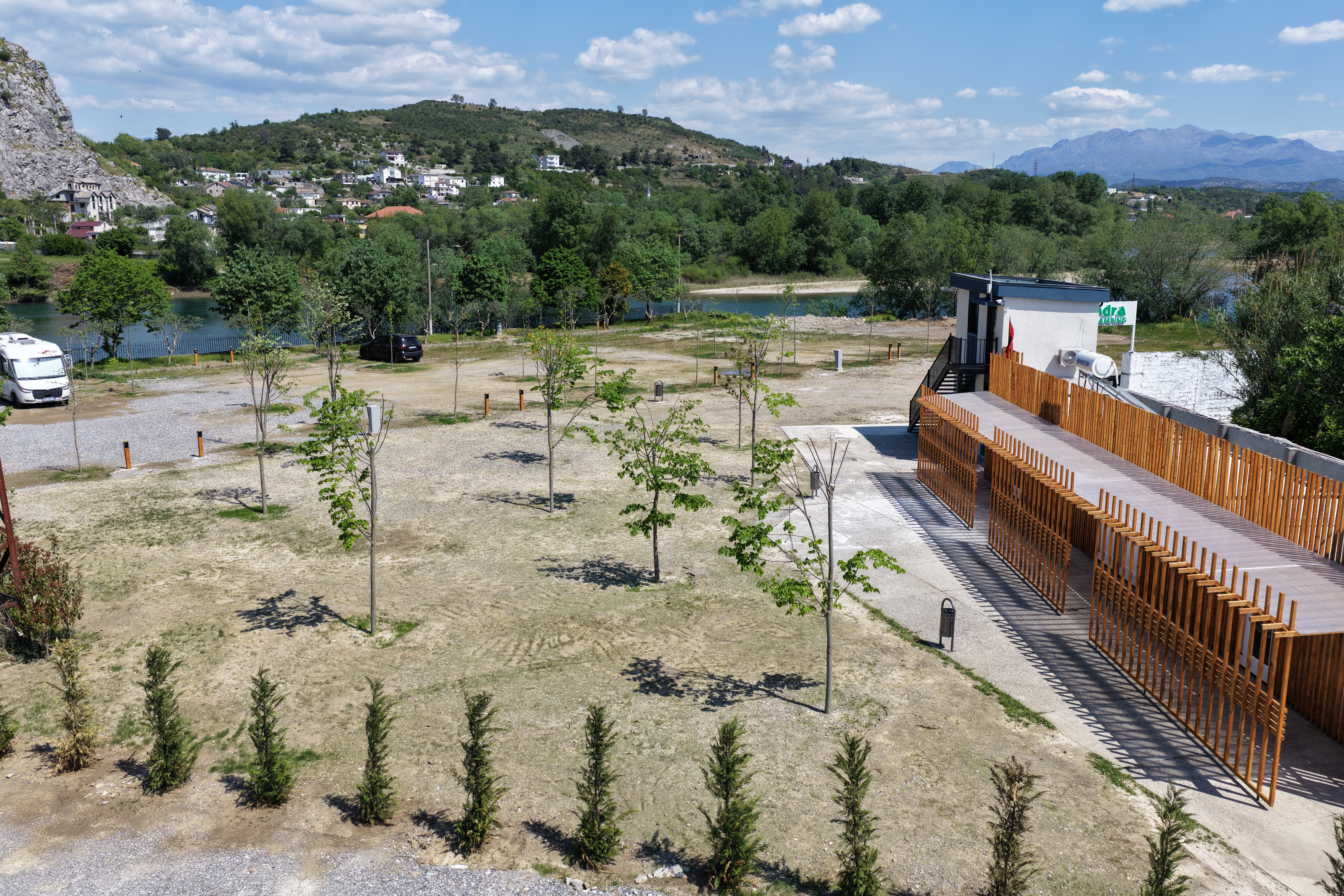 Reisemobilstellplatz - Bademöglichkeit für Hunde - Albanien - Amenities Building - Shkodra Castle Camping