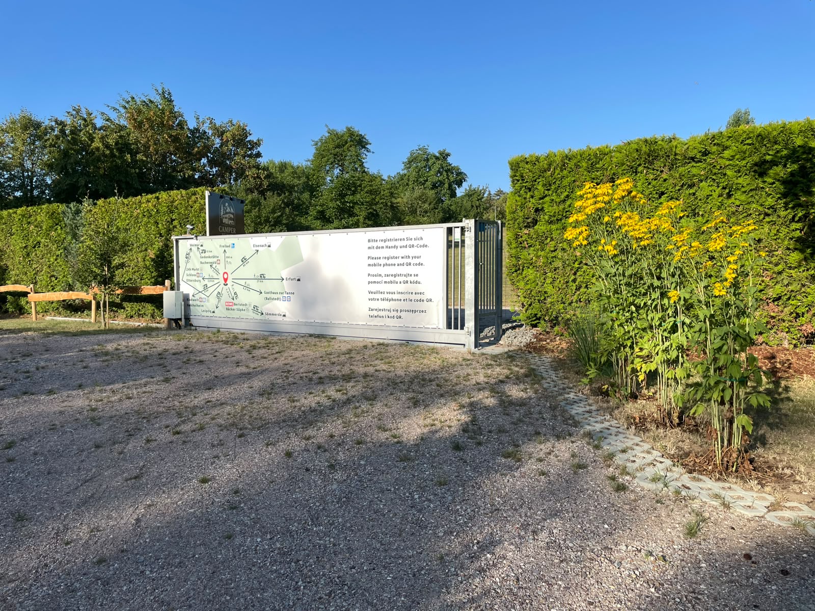 Wohnmobilstellplatz: Zufahrtstor Innenseite - Camperhaven - Ihr Camperstellplatz in Thüringen