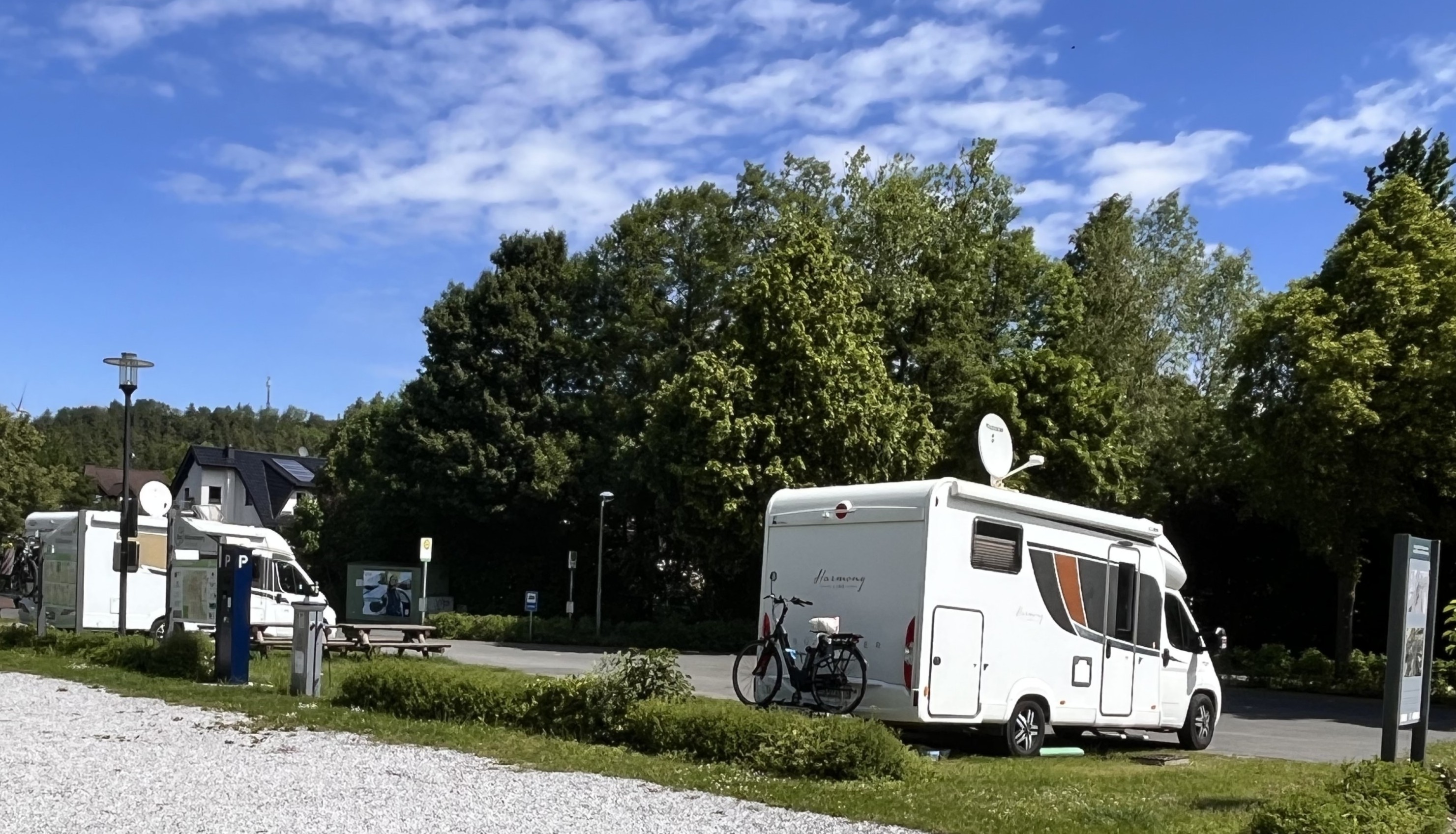 Reisemobilstellplatz - Teutoburger Wald - Parkautomat in der Mitte des Platzes  - Wohnmobilhafen "Im Aatal" Bad Wünnenberg