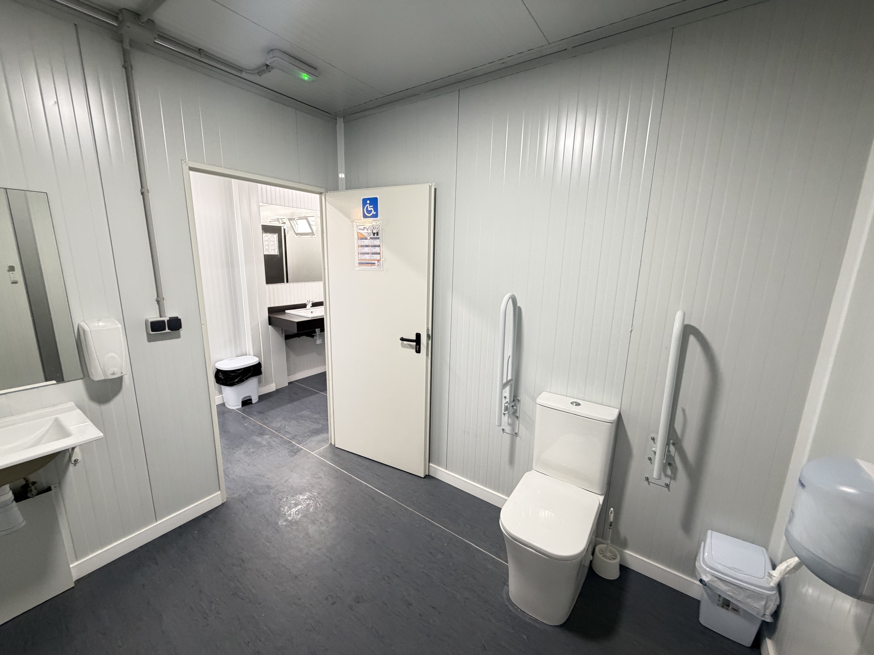 Wohnmobilstellplatz: Behindertengerechte sanitäre Anlagen - Sunset Camper Area