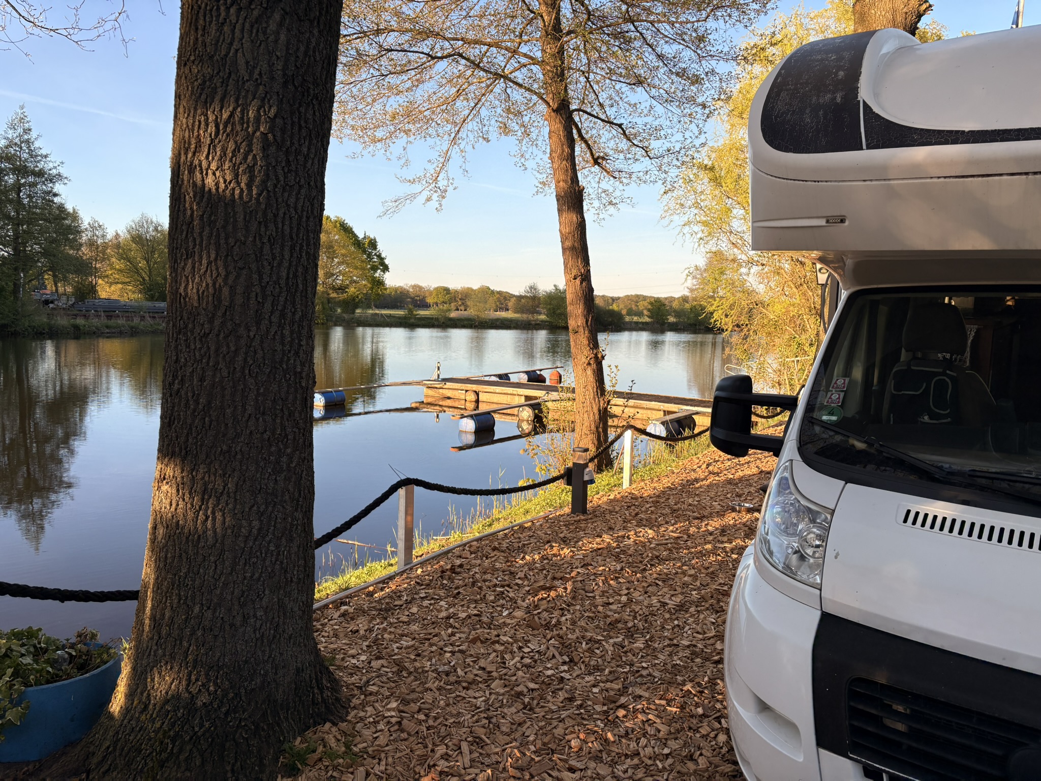 Reisemobilstellplatz - Wintercamping - Burgwedel - Idyllische Stellplätze direkt am Wasser - Marina Bay Yachthafen