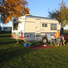 Wohnmobilstellplatz: Quelle: http://www.camping-muehlviertel.at - Campingplatz auf Obstwiese neben Ferien-Bauernhof