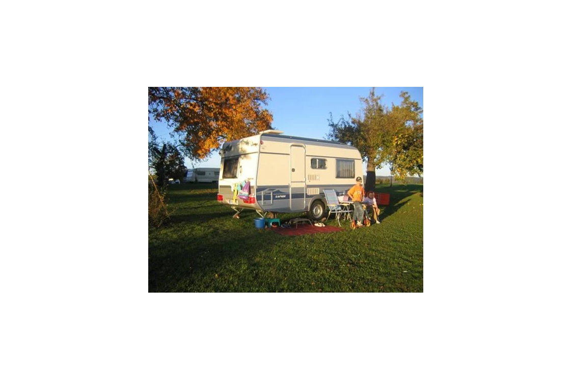 Wohnmobilstellplatz: Quelle: http://www.camping-muehlviertel.at - Campingplatz auf Obstwiese neben Ferien-Bauernhof