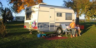 Reisemobilstellplatz - Umgebungsschwerpunkt: am Land - LIPNO NAD VLTAVOU - Quelle: http://www.camping-muehlviertel.at - Campingplatz auf Obstwiese neben Ferien-Bauernhof