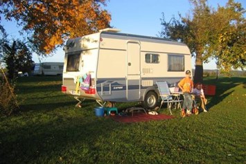 Wohnmobilstellplatz: Quelle: http://www.camping-muehlviertel.at - Campingplatz auf Obstwiese neben Ferien-Bauernhof