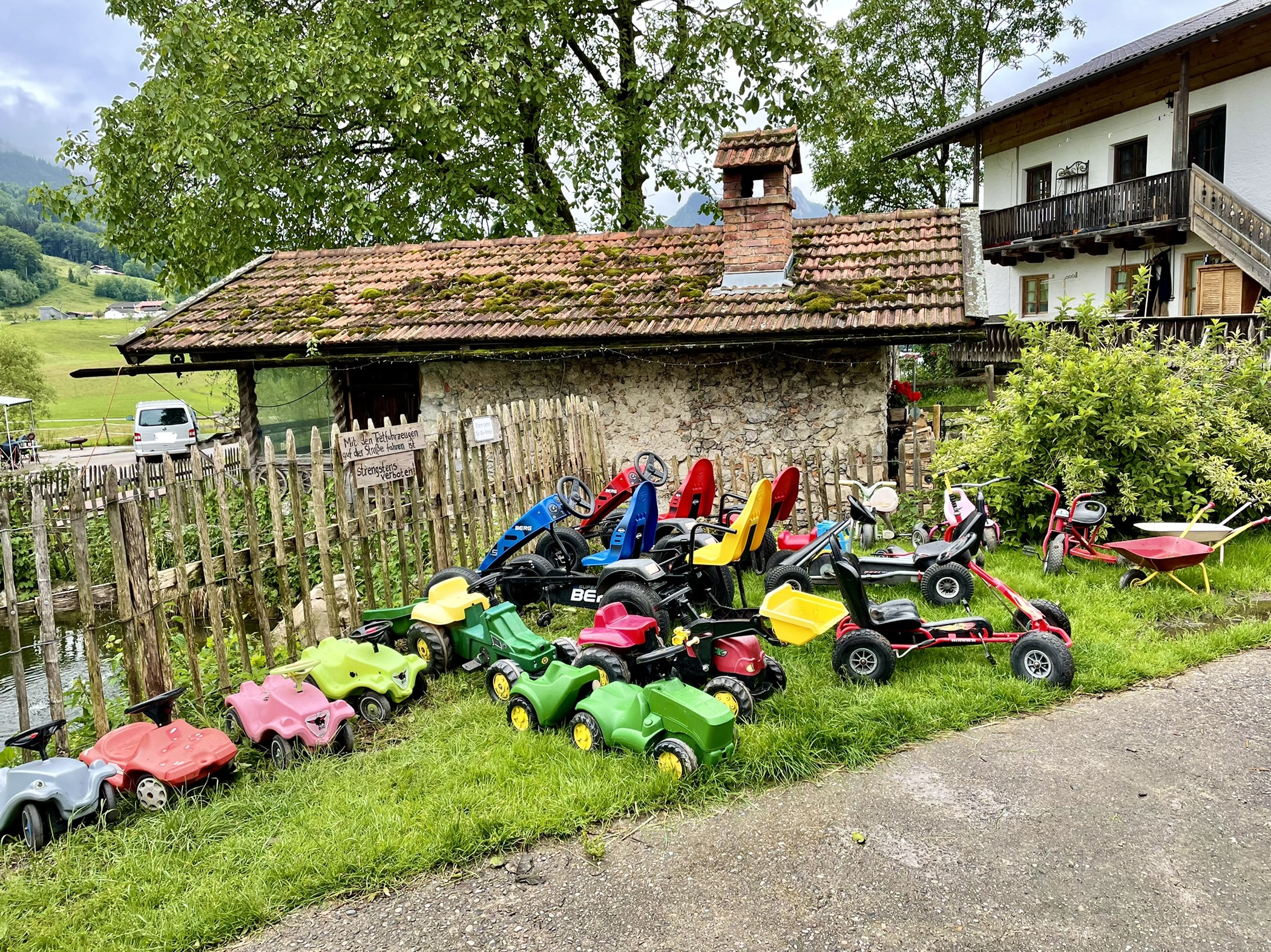 Wohnmobilstellplatz: Fuhrpark für große & kleine Kinder - Weyererhof Fam. Daxlberger 