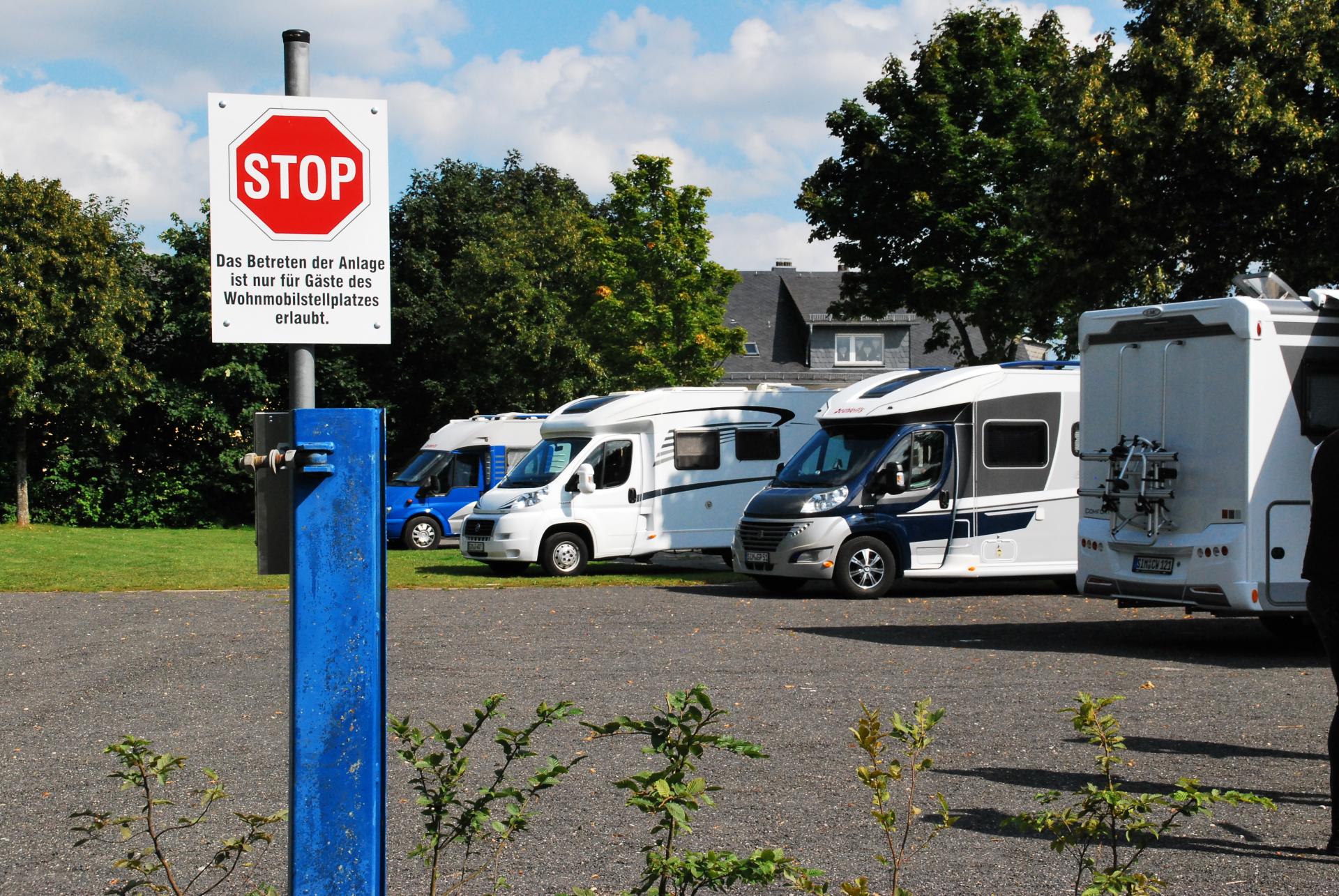 Reisemobilstellplatz - Hunde: erlaubt - Emmelshausen - Wohnmobilstellplatz „Am Park" Emmelshausen 