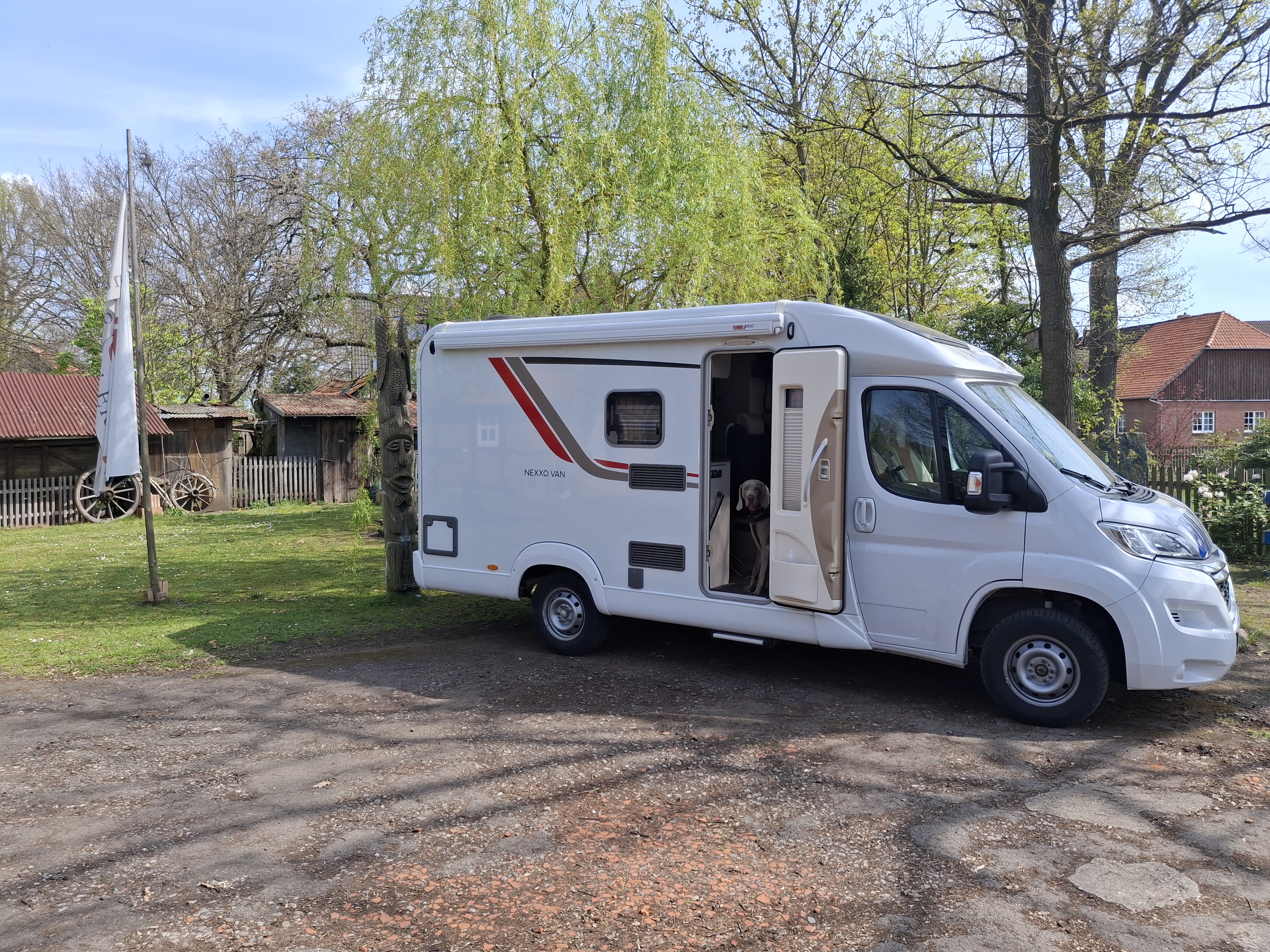 Reisemobilstellplatz - WLAN: vorhanden - Wienhausen - Wohnmobil auf dem Stellplatz vorne auf der Hofanlage  - Antikhof Drei Eichen 
