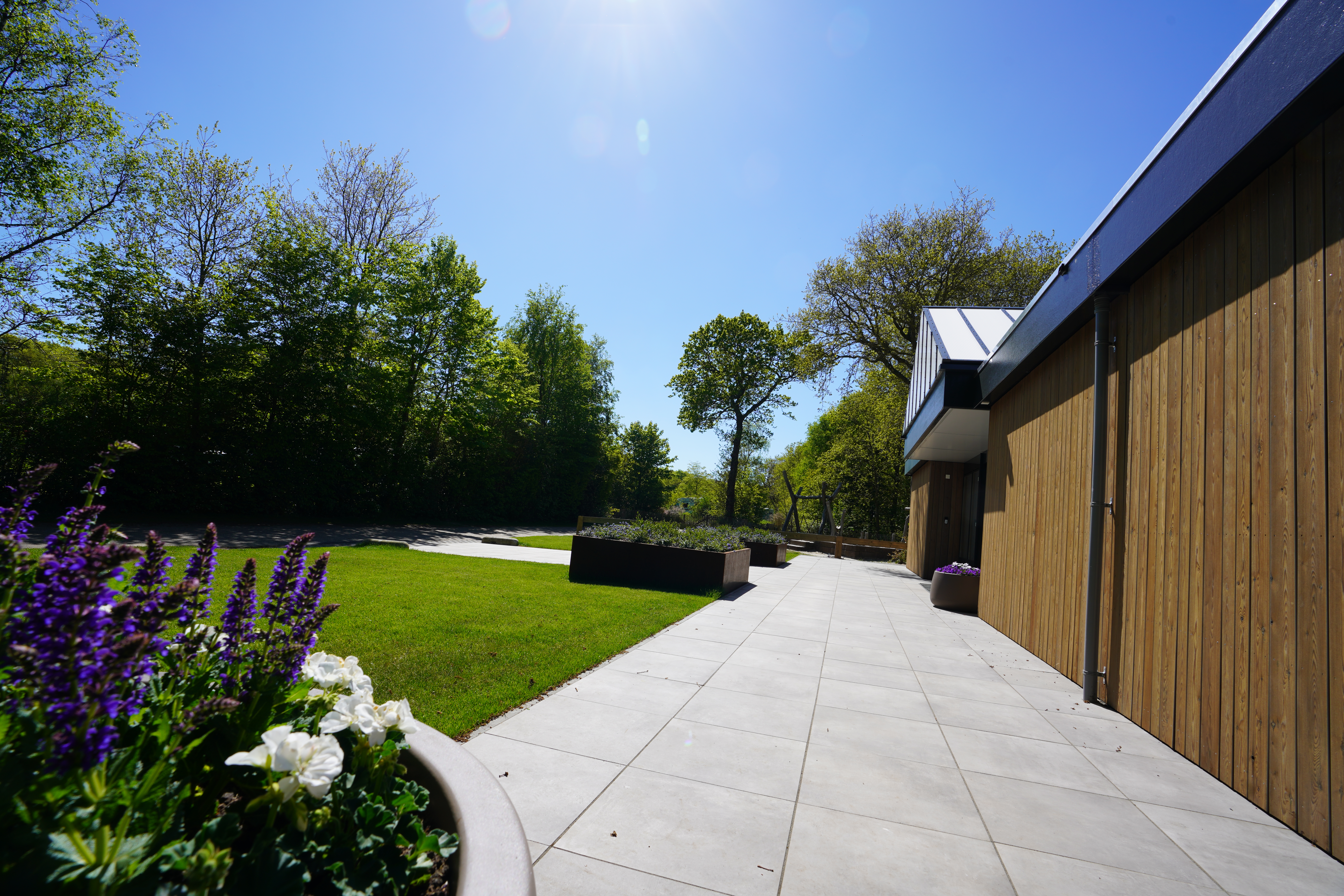Area sosta per camper - Zentral gelegener Sanitärpavillon
Auf dem Campingplatz Woud findest du ein modernes und komfortables Sanitärgebäude, das mit Blick auf Komfort, Hygiene und ein Erscheinungsbild gestaltet wurde, das sich harmonisch in die natürliche Umgebung einfügt. Alles ist darauf ausgerichtet, deinen Aufenthalt so angenehm wie möglich zu gestalten. Das Gebäude verfügt über geräumige Duschen, gepflegte Toiletten und ausreichend Spülbecken.

Außerdem gibt es einen praktischen Waschraum mit unter anderem Waschmaschinen, Trocknern und Geschirrspülern.

Für Hundebesitzer gibt es eine spezielle Hundedusche.

Darüber hinaus besteht die Möglichkeit, private Sanitäranlagen zu mieten, um während Ihres Aufenthalts zusätzlichen Komfort und Privatsphäre zu genießen. - Camping Woud Texel