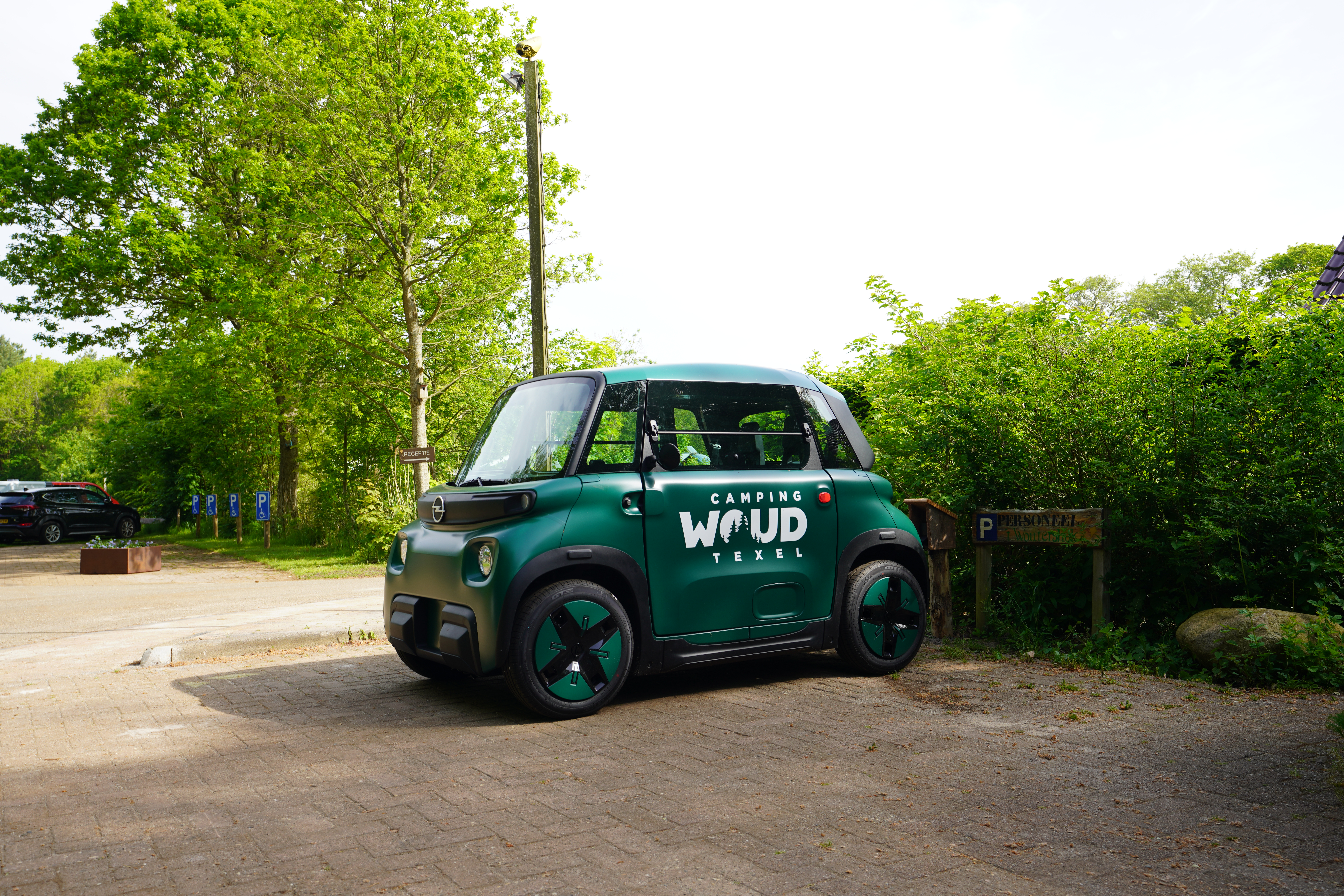 Area sosta per camper - Mietwagen,
Dieses elektrische Stadtauto ist die perfekte Erweiterung für Ihren Urlaub. Mit diesem Ami können Sie mit einer Reichweite von 75 km die gesamte Insel entdecken.
Die Geschwindigkeit ist nicht besonders hoch, aber mit 45 km/h sind Sie im Handumdrehen überall.  - Camping Woud Texel