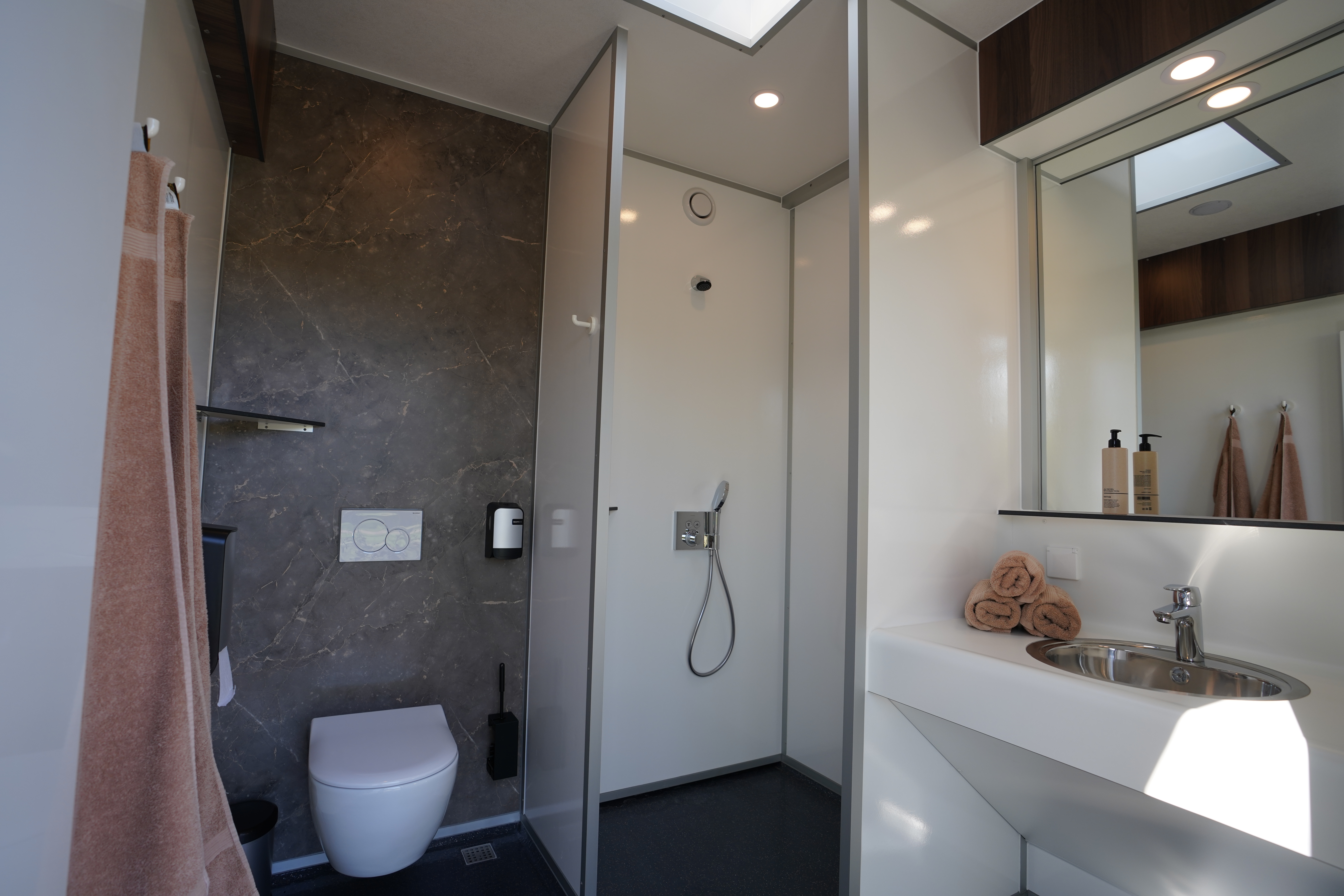 Area sosta per camper - Eigene Sanitäranlagen
Mit einem eigenen Sanitärbereich genießt du zusätzlichen Komfort während deines Campingurlaubs. Dir steht ein abgetrennter Raum mit Dusche, Toilette und Waschbecken zur Verfügung. - Camping Woud Texel