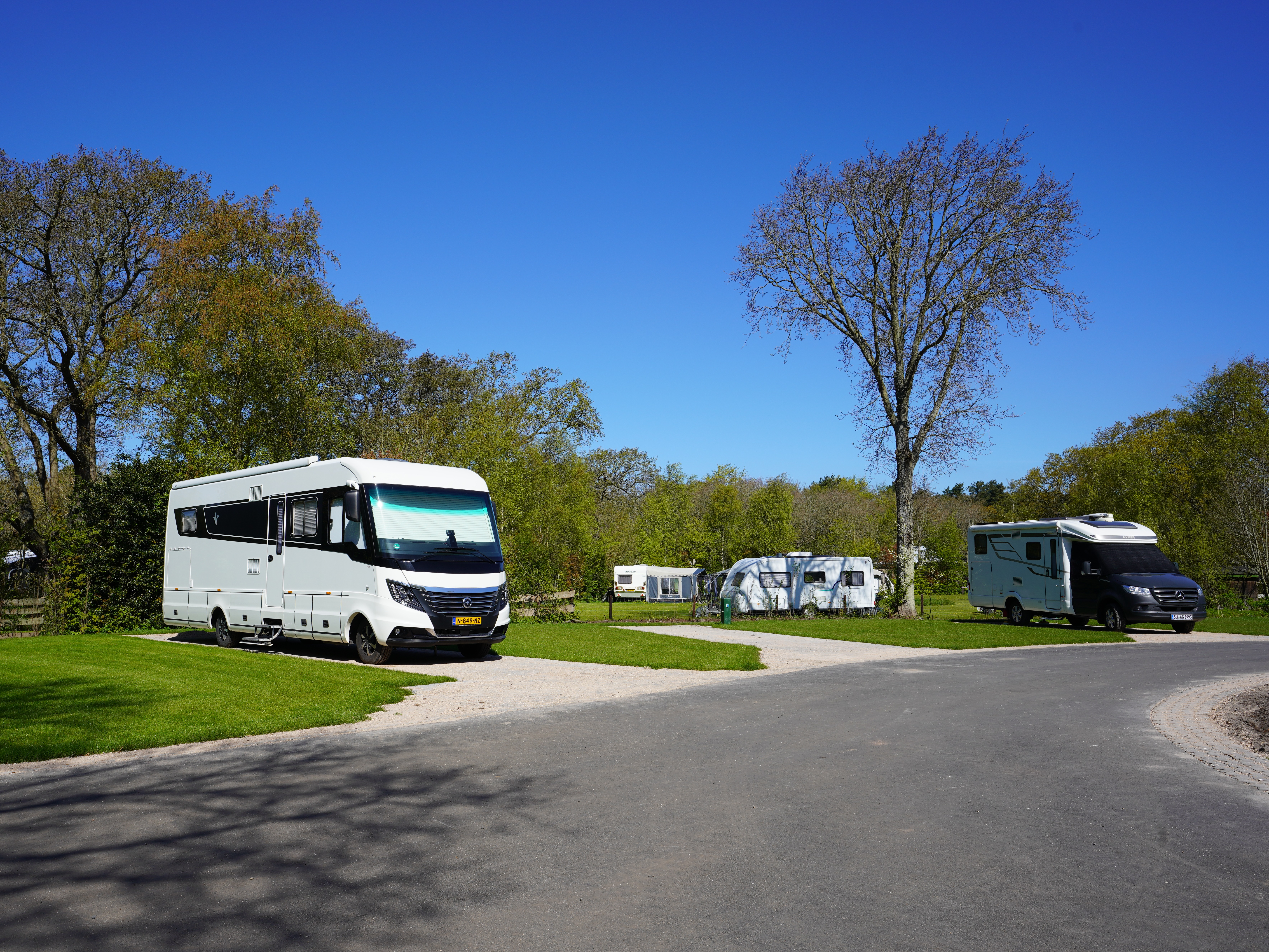 Reisemobilstellplatz: Über diese Campingplatz XL
Befestigte Wohnmobilstellplätze auf unserem – im Jahr 2026 – angelegten Naturgelände De Bollenkamer. Geeignet für Wohnmobile bis von 8 bis 10 Metern Länge. Um die Ruhe und Gemütlichkeit auf dem Campingplatz zu gewährleisten, ist pro Stellplatz ein Hund willkommen, jedoch ausschließlich an den dafür vorgesehenen Plätzen. Die Gestaltung ist dynamisch, verspielt und natürlich, sodass die waldreiche Umgebung optimal erlebt werden kann. Grün und Natur dominieren. - Camping Woud Texel - Staanplaatsen