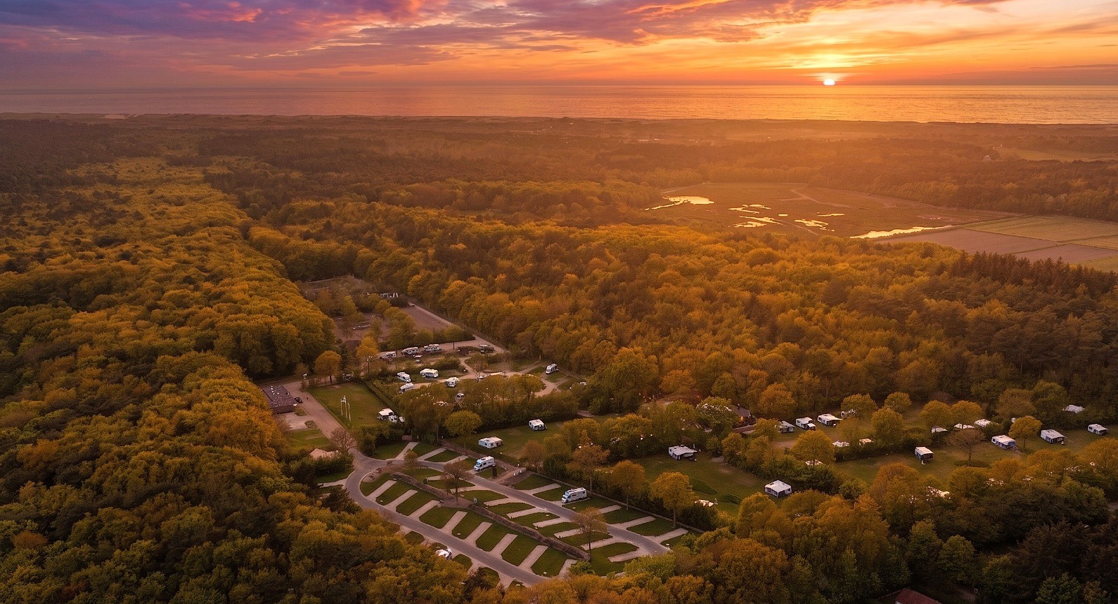 Reisemobilstellplatz: Schönes Wetter auf dem Campingplatz Woud Texel, ganz in der Nähe der Küste und immer mit einem wunderschönen Sonnenuntergang.
Genießen Sie die Terrasse beim Club 17 und bei Peek aan Zee Paal 15  - Camping Woud Texel - Vrije tijd