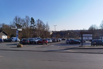 Wohnmobilstellplatz: Zugang zum großen Parkplatz - Wohnmobilstellplatz Ederberglandhalle