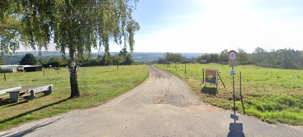 Wohnmobilstellplatz: Einfahrt von K 95 - Bioferienhof Loreley  - área