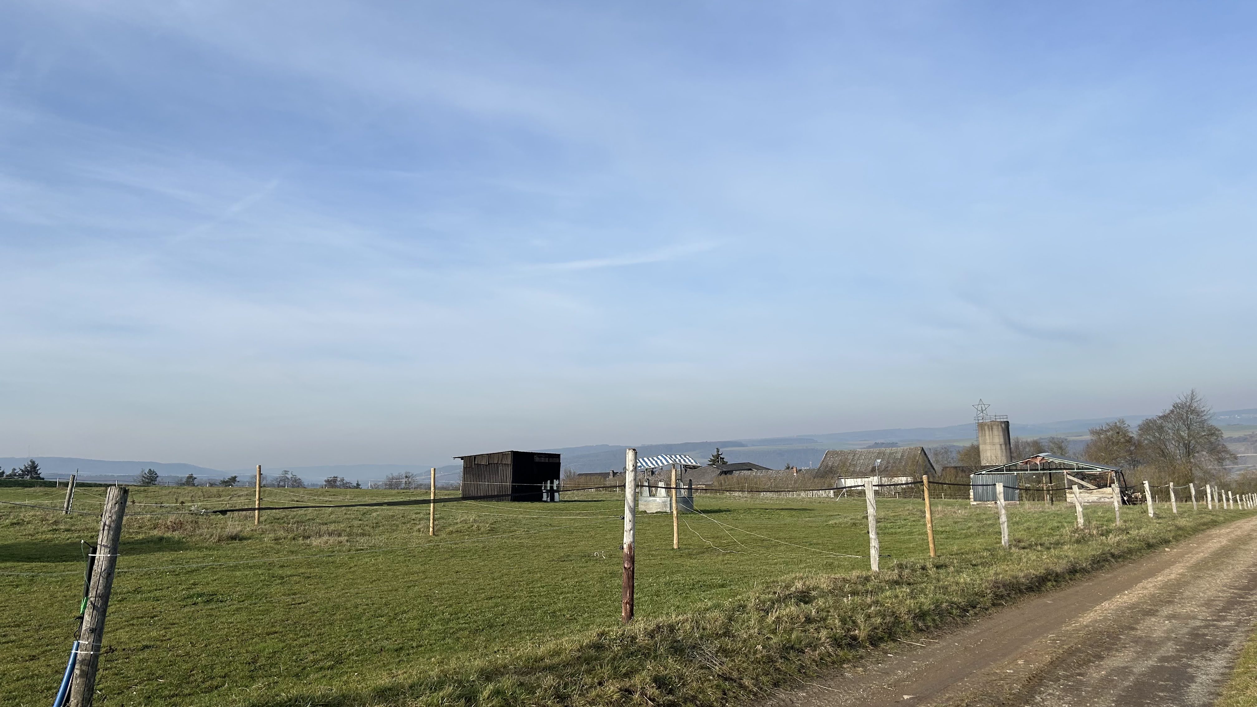 Wohnmobilstellplatz: Einfahrt - Bioferienhof Loreley  - área