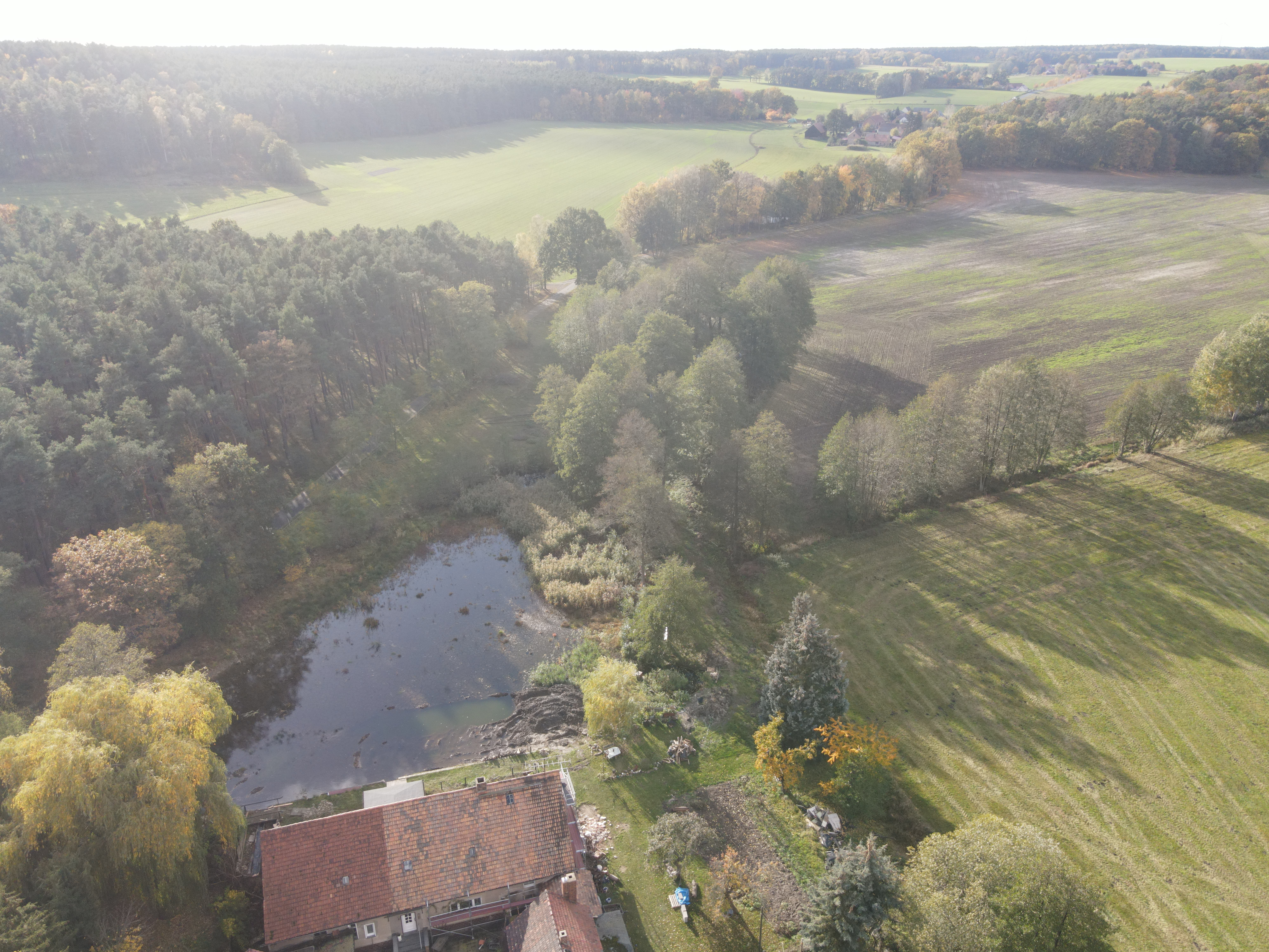Reisemobilstellplatz - Hunde: erlaubt - Cottbus - FuchsmühleWillkommen in der Fuchsmühle Zwietow – einem naturnahen Campingplatz mit sozialem Herzen. 

Mitten in der Natur entsteht hier Schritt für Schritt ein besonderer Ort für Camper, Familien, Wanderer und Menschen, die Ruhe suchen. Statt Luxus erwartet euch echte Natur, Lagerfeueratmosphäre und Gemeinschaft.

✔ Frei wählbare Zelt- und Stellplätze
✔ Platz für Vans & Wohnwagen
✔ Sanitärcontainer mit Dusche & WC
✔ Natur pur & entspannte Atmosphäre
✔ Hunde willkommen
✔ Spenden & Einnahmen fließen direkt in den Ausbau der historischen Fuchsmühle

Unser Ziel ist es langfristig, auch sozial benachteiligten Menschen und Schulklassen günstige oder kostenlose Aufenthalte zu ermöglichen.

Nicht perfekt. Aber echt. 

Straße / Lage (falls benötigt):
Fuchsmühle Zwietow
02788 Zittau / OT Zwietow
Deutschland - Fuchsmühle Zwietow
