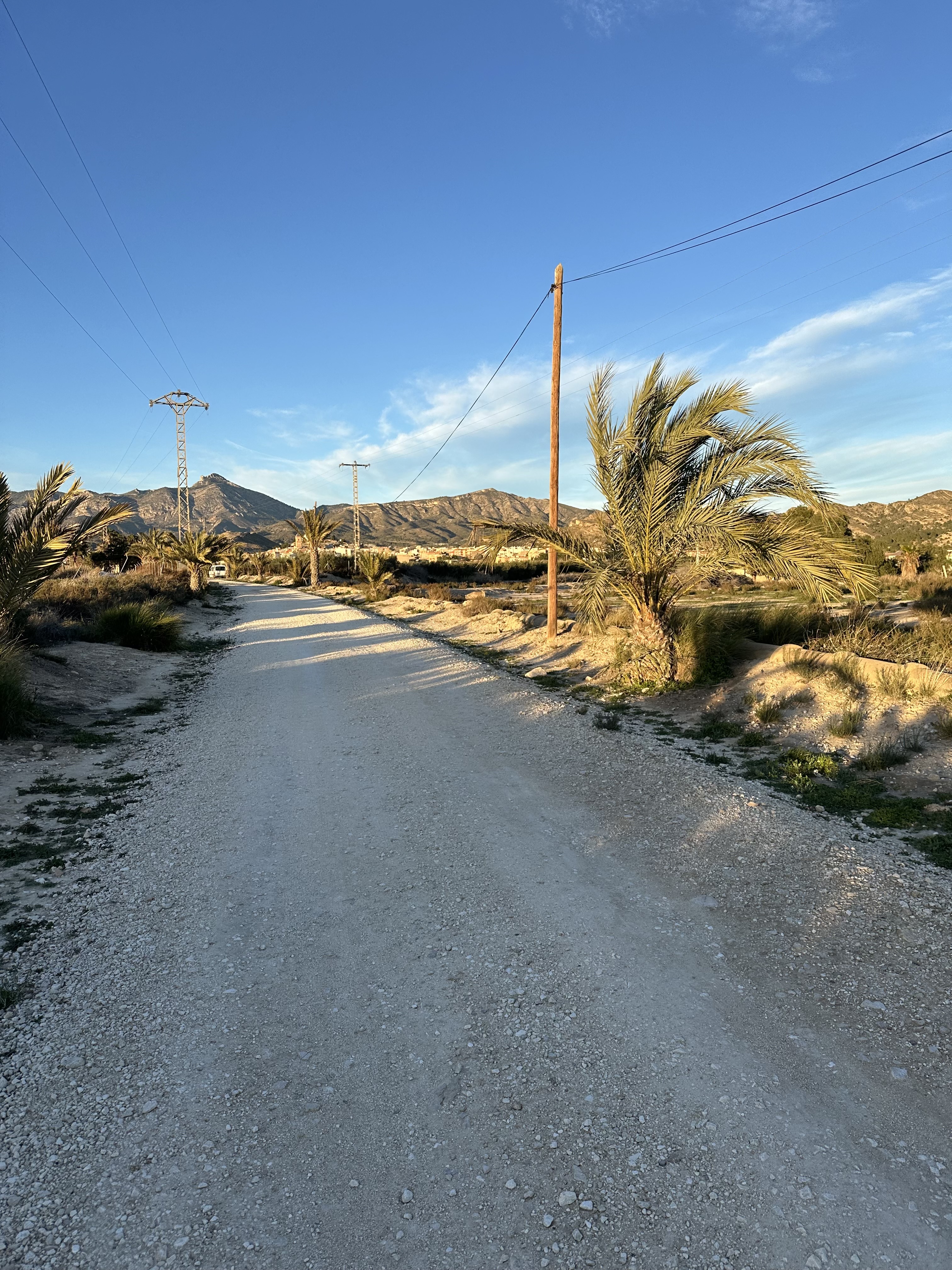 Wohnmobilstellplatz: Weg in den Ort und in die Berge - Rancho Roos - Freizeit, Umgebung
