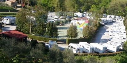Plaza de aparcamiento para autocaravanas - toscana - Homepage http://areasostasantachiarasangimignano.it/ - Aero Sosta Camper SANTA CHIARA