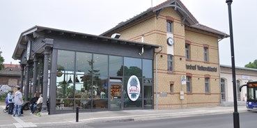 Reisemobilstellplatz - PLZ 16835 (Deutschland) - Restauriertes Bahnhofsgebäude mit Bäckerei-Filiale - Stellplatz am „Haus des Brotes“ Bahnhof Velten