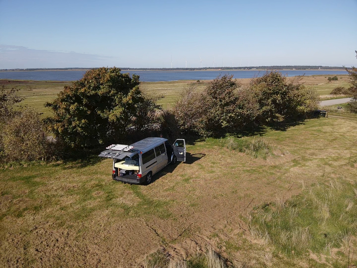 Reisemobilstellplatz - Erslev - Die Stellplätze und im Hintergrund der See 'Arup Vejle' und das Naturschutzgebiet. - Vesløs mit Blick auf See und Naturschutzgebiet