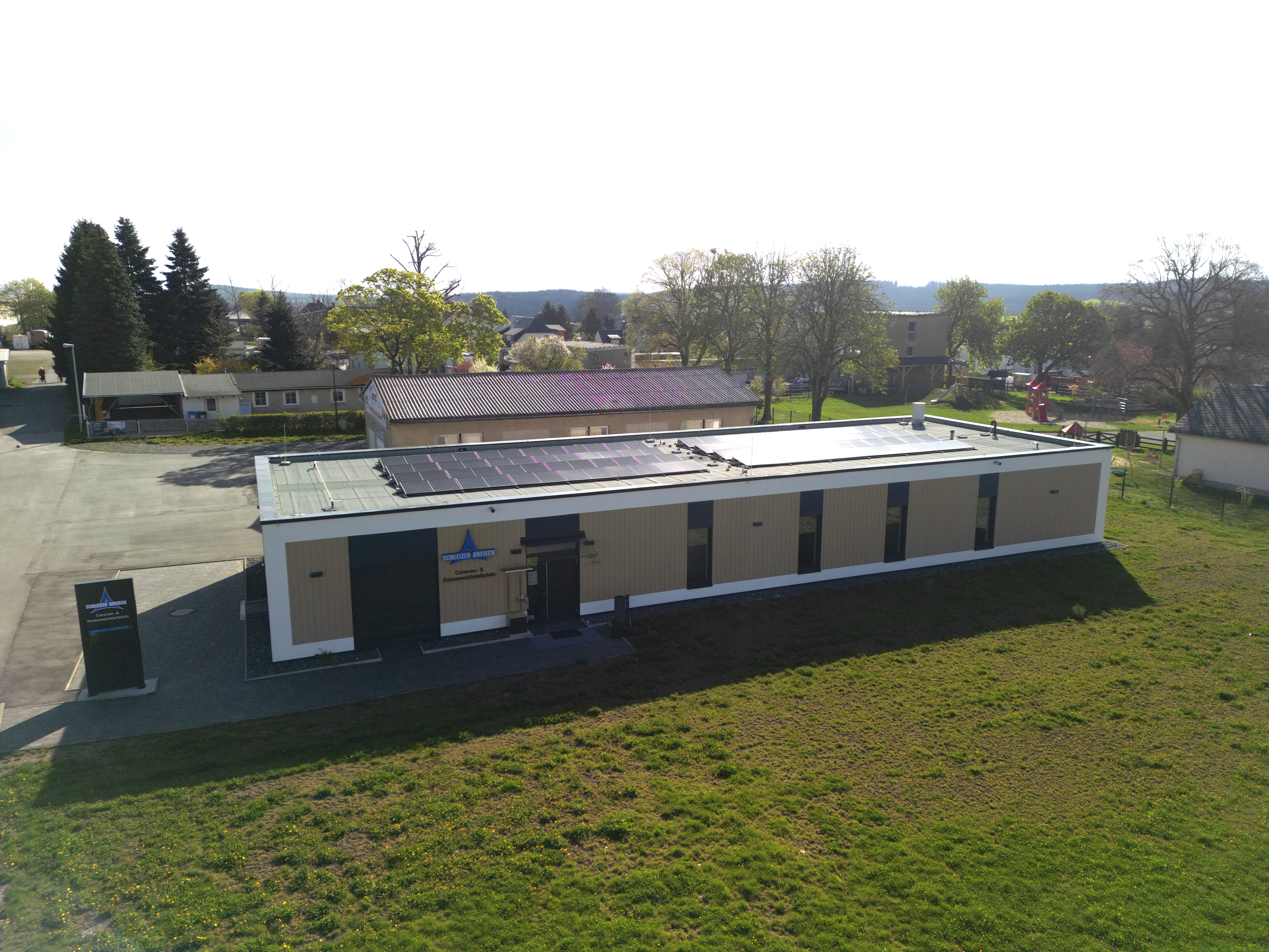 área camper - Berg (Landkreis Hof) - Das moderne Sanitärgebäude des Stellplatzes - Caravan- und Reisemobilstellplatz Schleizer Dreieck