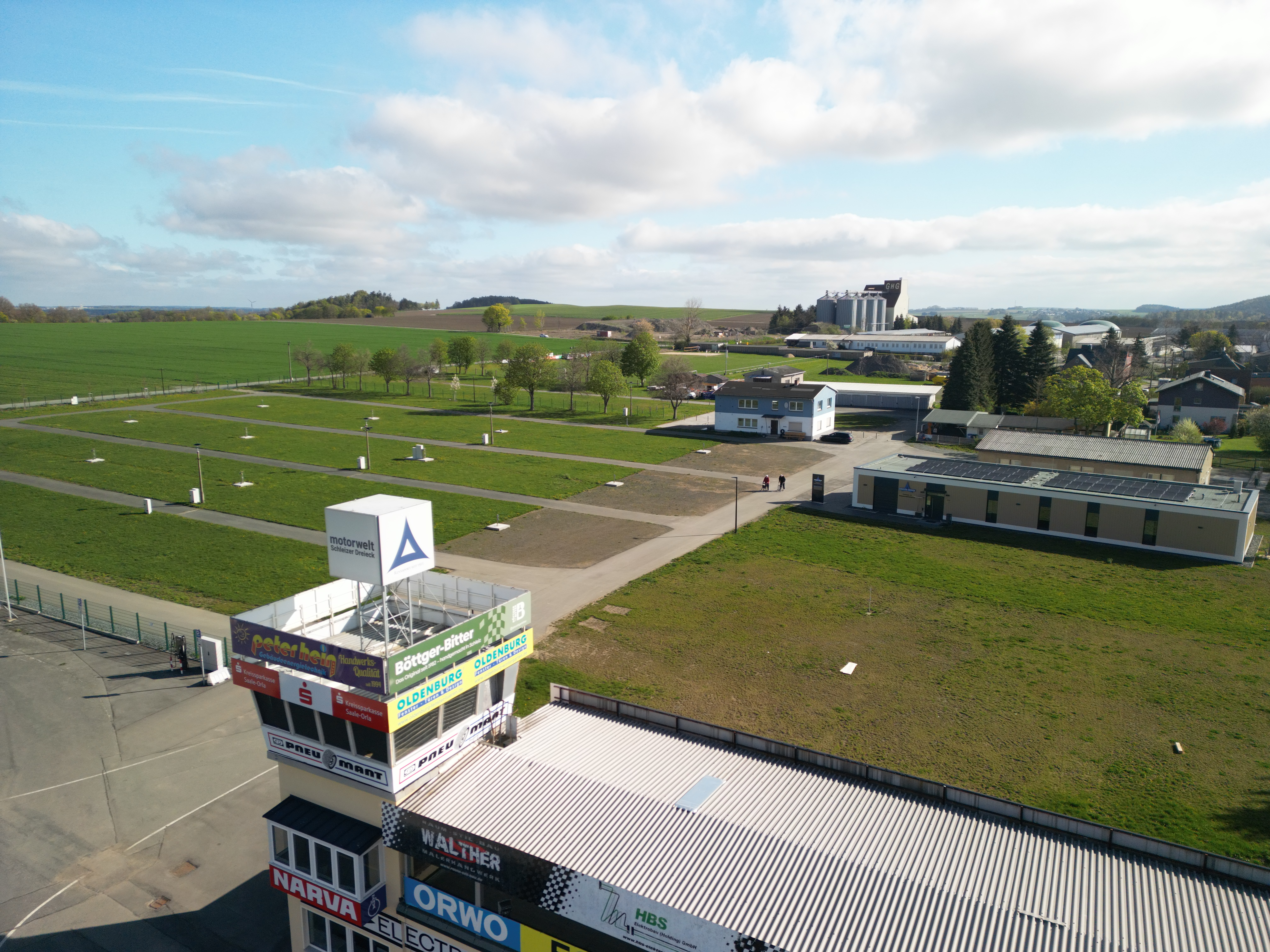 área camper - Berg (Landkreis Hof) - Der Stellplatz liegt direkt am historischen Start-Ziel-Turm des Schleizer Dreiecks - Caravan- und Reisemobilstellplatz Schleizer Dreieck