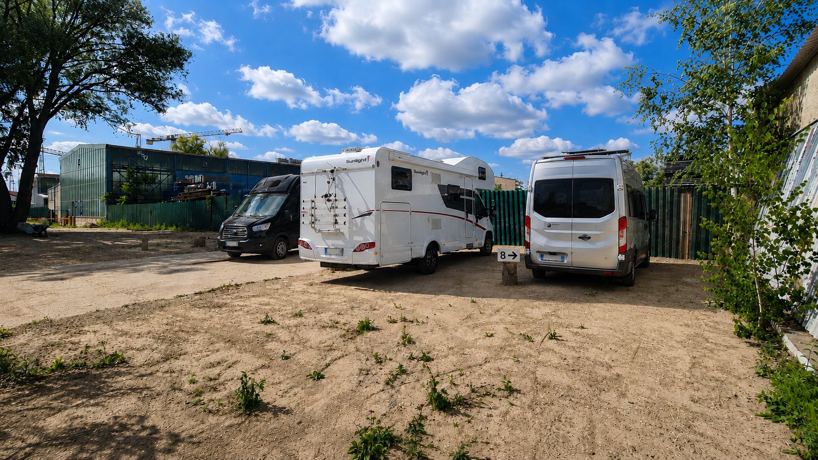 Reisemobilstellplatz: Standard- und XS-Plätze mit Comfortstrom (Verbrauchsabrechnung - City BaseCamp Berlin