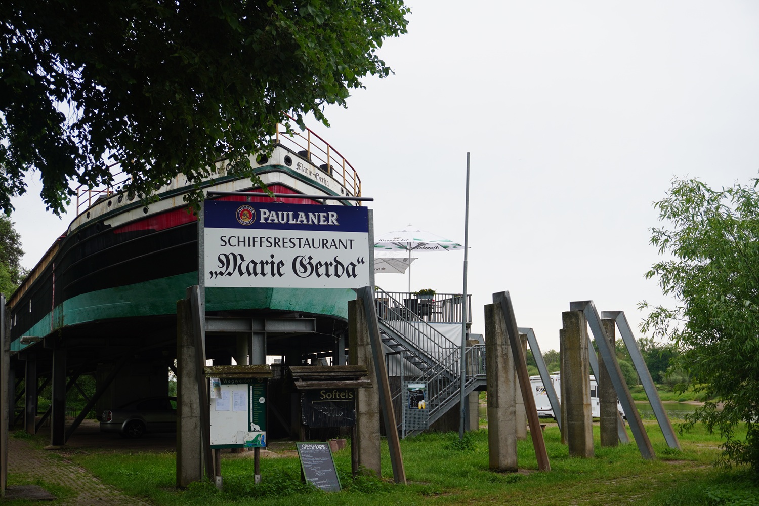 área camper - Sachsen-Anhalt Süd - Willkommen an Bord der Marie Gerda – dem schönsten Platz an der Elbe. Genießen Sie regionale Spezialitäten, einzigartige Sonnenuntergänge und maritimes Flair auf einem historischen Restaurantschiff. - Marie Gerda Elbestellplatz