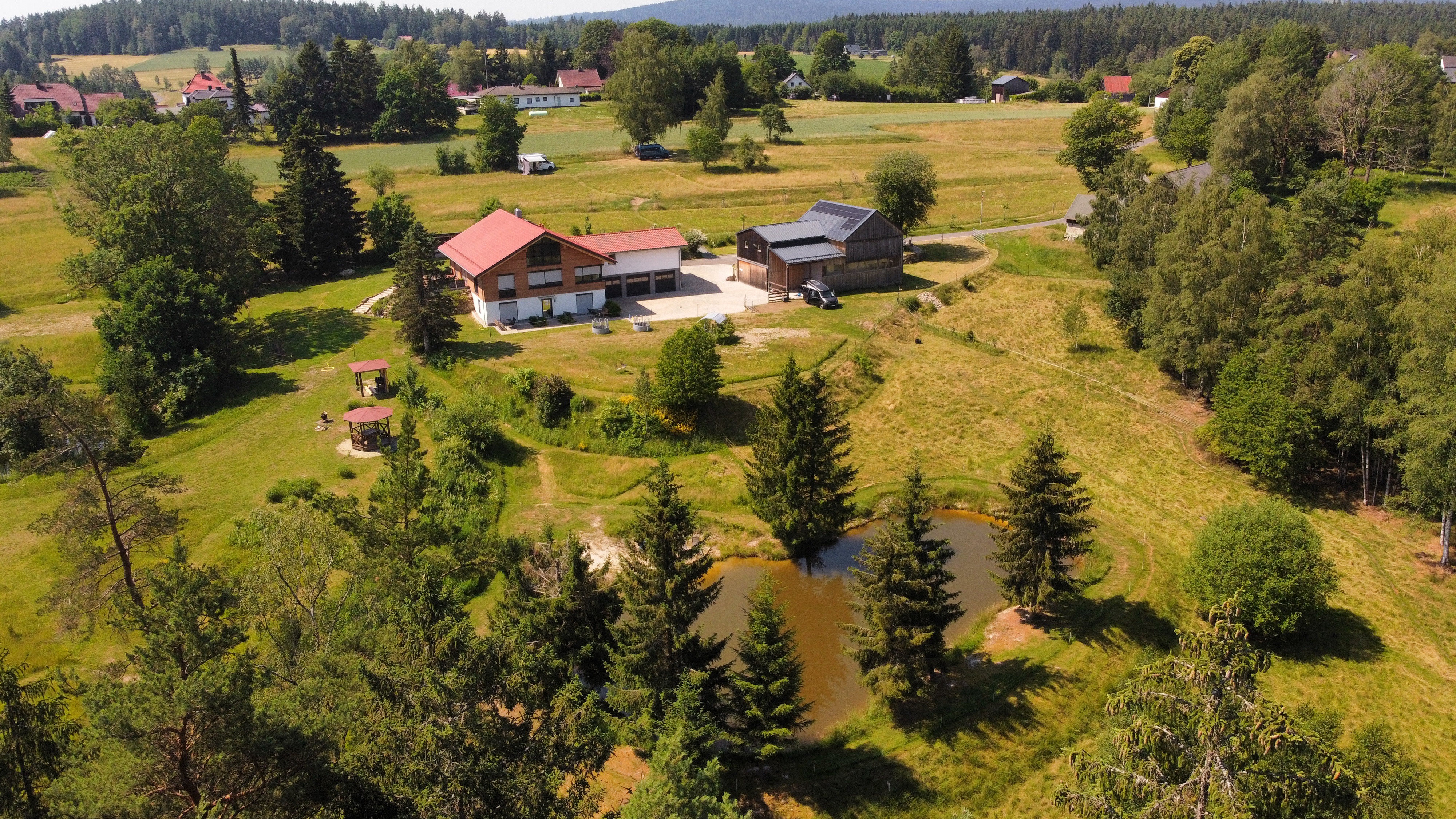 Wohnmobilstellplatz: Drohnenaufnahme Alm im Überblick - Hof Wiesengrund Alm Kerstin Knaus