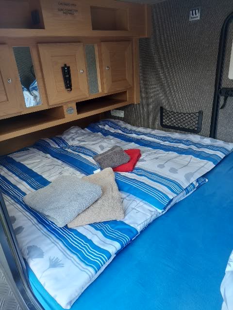 RV park - Gadàny - Bushcamper innen - Gästehaus Kathi CaravanStellplätze/ Zimmer/ Wohnwagen auf dem Platz zu Vermieten