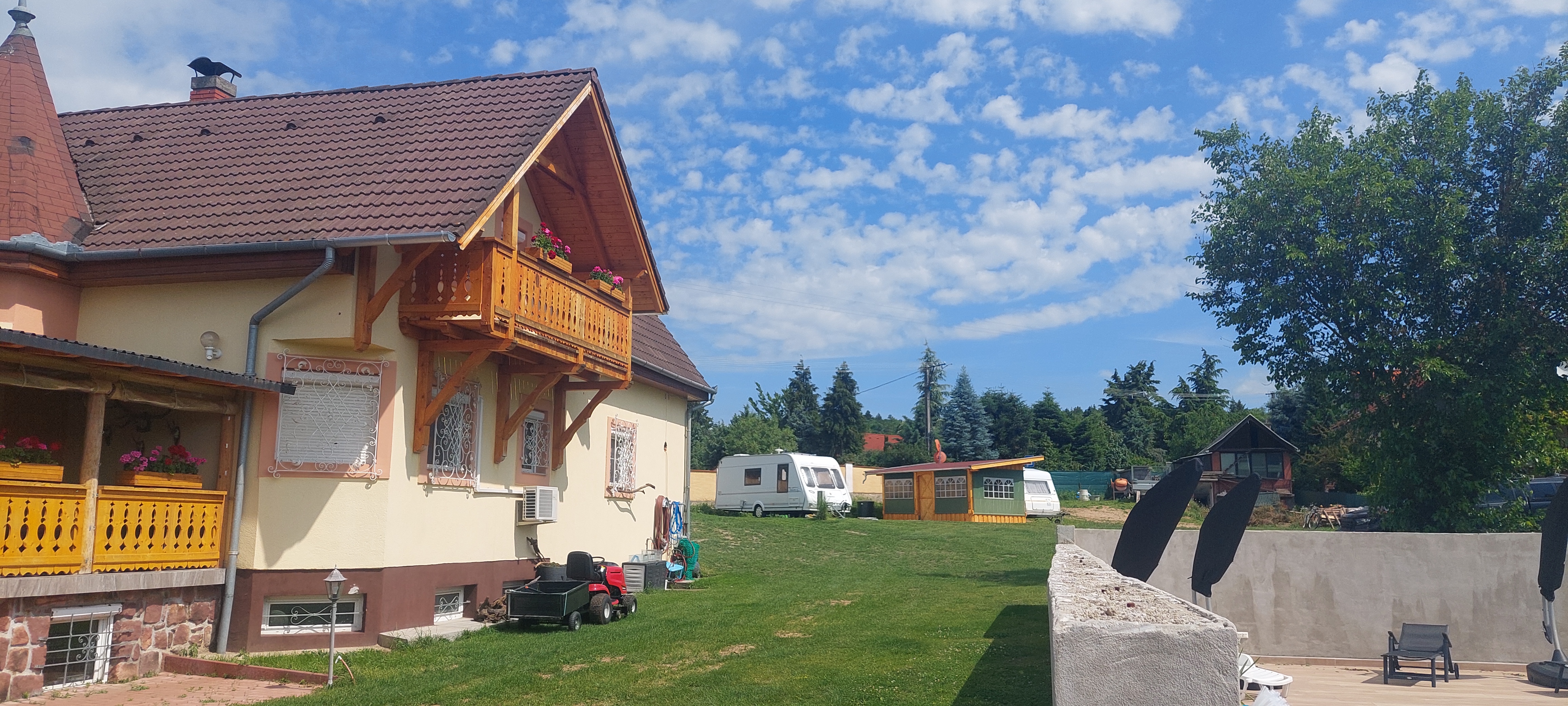 Reisemobilstellplatz: Garten - Gästehaus Kathi CaravanStellplätze/ Zimmer/ Wohnwagen auf dem Platz zu Vermieten