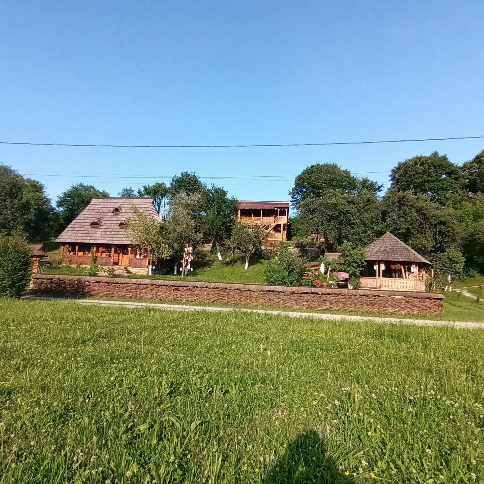 kampeerplaats voor campers - Roemenië - Neben der Pension im traditionellen Stil befindet sich ein großes Terrain, das für Stellplätze zur Verfügung steht. Es ist ruhig im Grünen gelegen.  - La Gorgan 