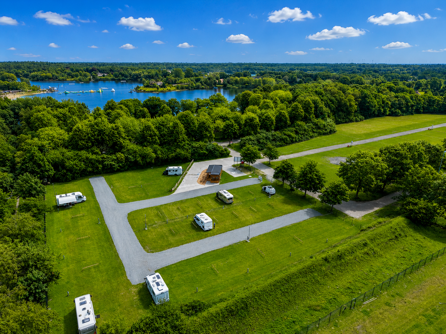 Place de parking pour camping-car - Angeln - Basse-Saxe - Blick auf die Anlage - Wohnmobilpark am Badesee Aurich 