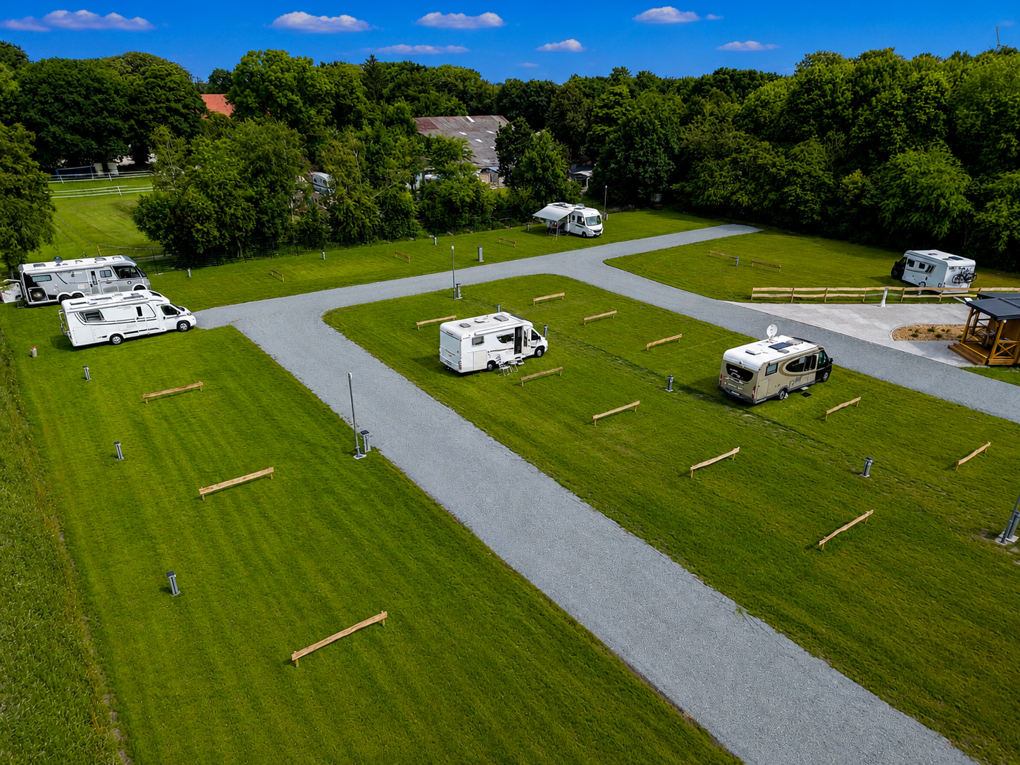 Place de parking pour camping-car - Angeln - Basse-Saxe - Parzellierte Stellplätze - Wohnmobilpark am Badesee Aurich 