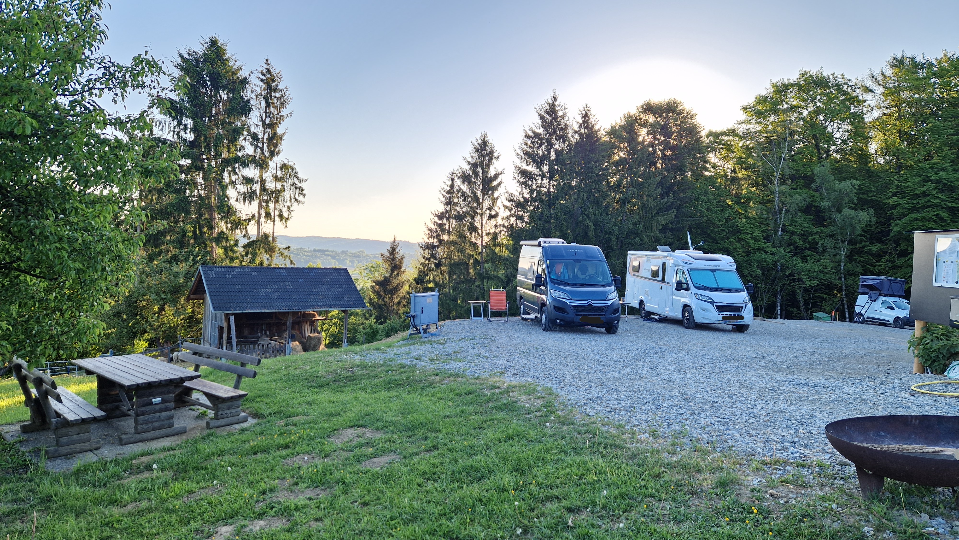 Area sosta per camper - Thermenland Steiermark - 5 Stellplätze mit Strom & Frischwasser auf befestigtem Schotter, Picknickzone und Feuerstelle. Die Sonnenuntergänge in dieser Lage sind unvergesslich. Ruhige Alleinlage in der Südoststeiermark, 20 Min. von Graz. wohlfuehloase.com - Wohlfuehloase am Trausdorfberg
