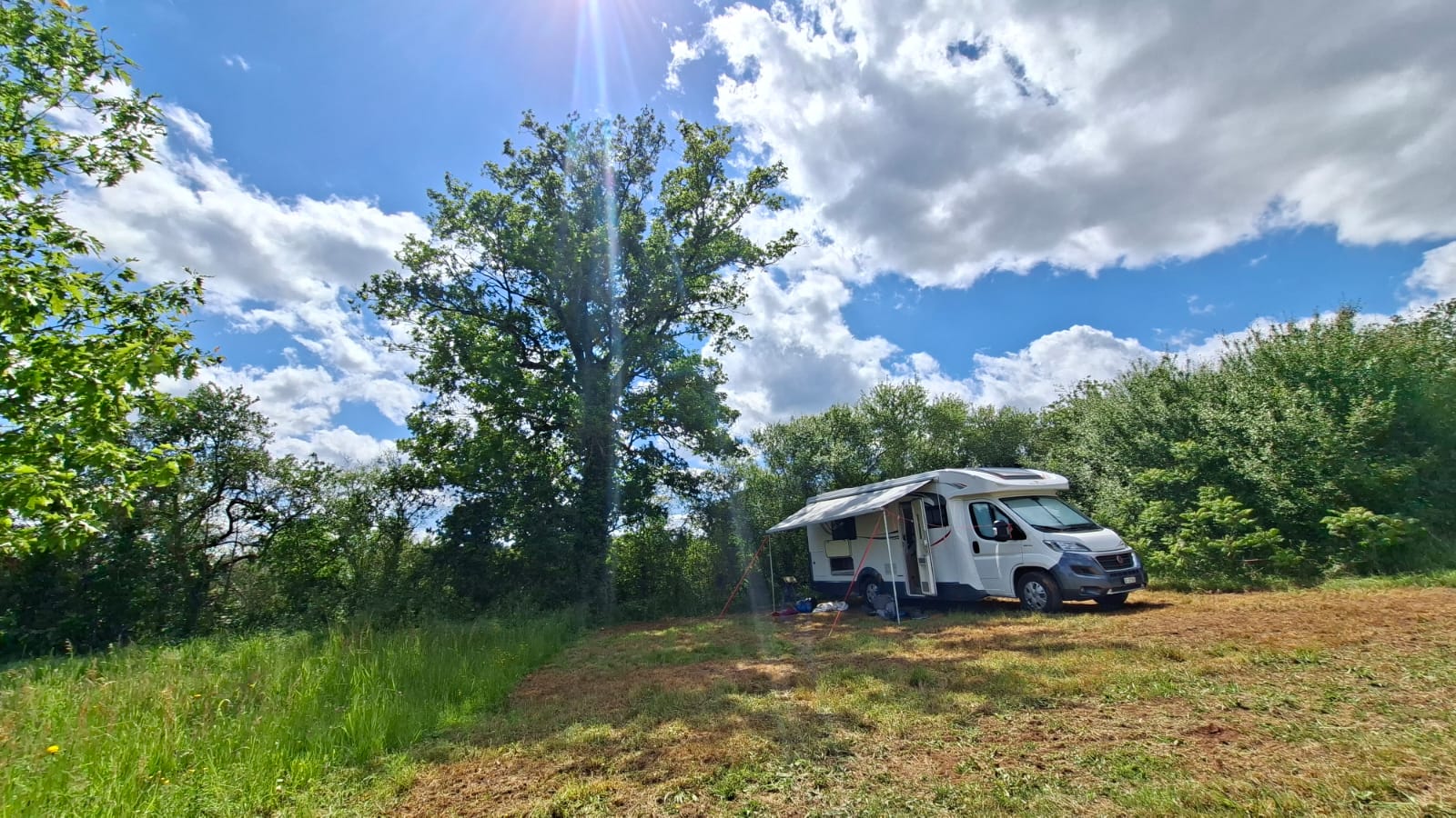 kampeerplaats voor campers - Auvergne - Sonnenverwöhnter Platz direkt an der Pferdeweide - Cœur des Sages