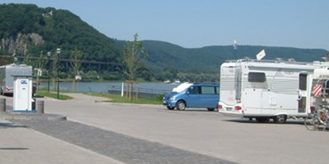 Reisemobilstellplatz - Vallendar - befestigter Stellplatz ohne Größenbegrenzung der Reisemobile unmittelbar am Rhein-Ufer. - Stellplatz am Bollwerk