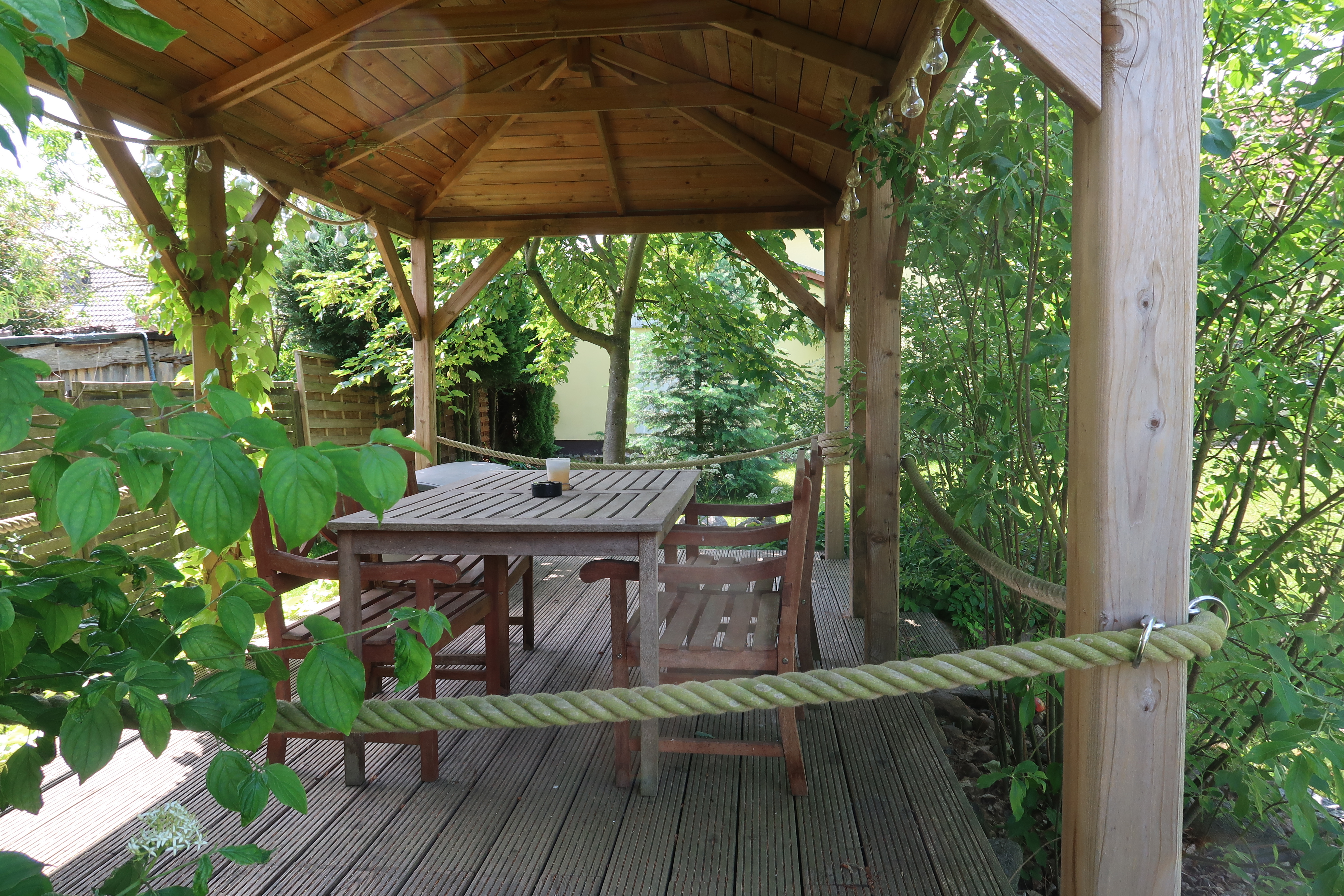 Wohnmobilstellplatz: Garten mit Sitzecke - Stellplatz Pension Roez zwischen Malchow und Müritz - Areal