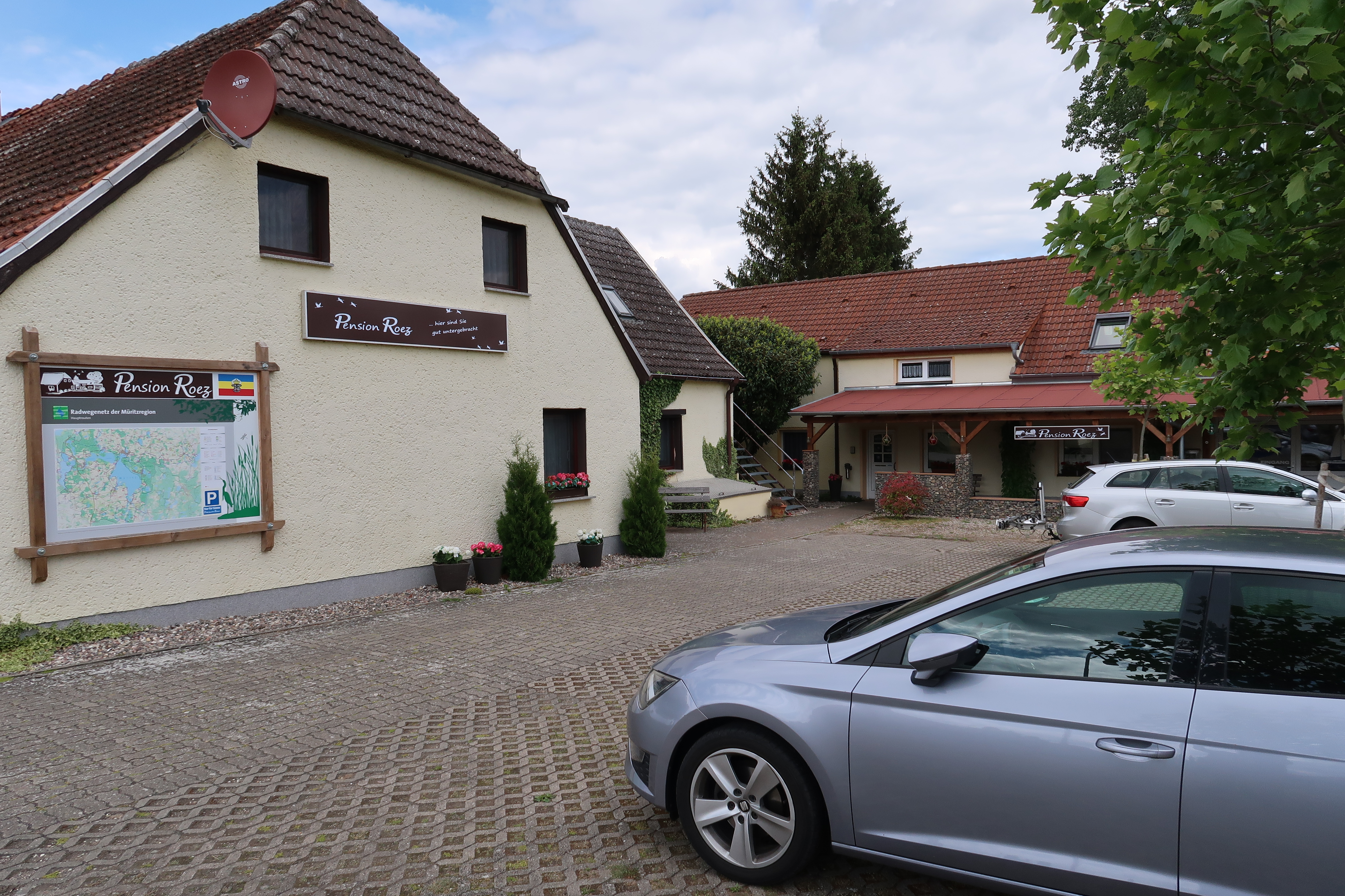 Wohnmobilstellplatz: Einfahrt und Parkplatz. - Stellplatz Pension Roez zwischen Malchow und Müritz - Stellplätze