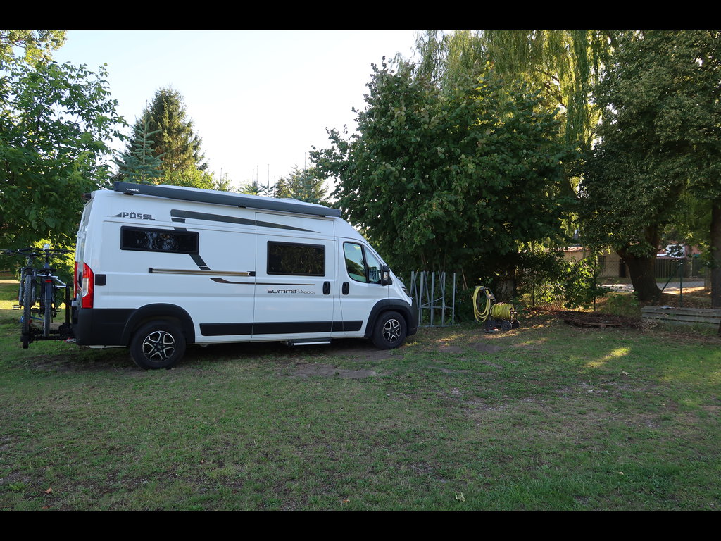 kampeerplaats voor campers - Krakow am See - Stellplatz 1 - Stellplatz Pension Roez zwischen Malchow und Müritz