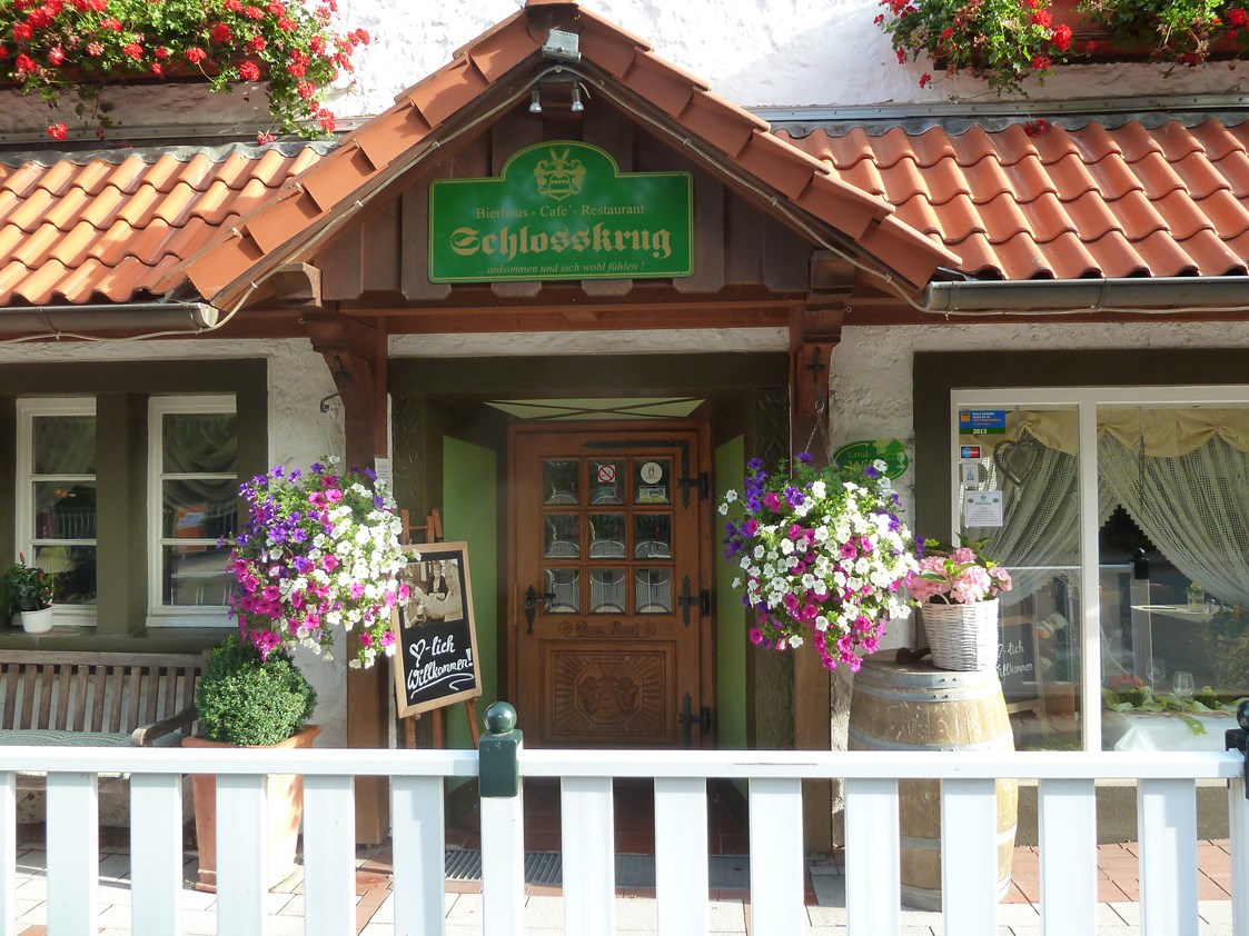 Wohnmobilstellplatz: Eingang Bierhaus/Restaurant - Café-Restaurant Schlosskrug
