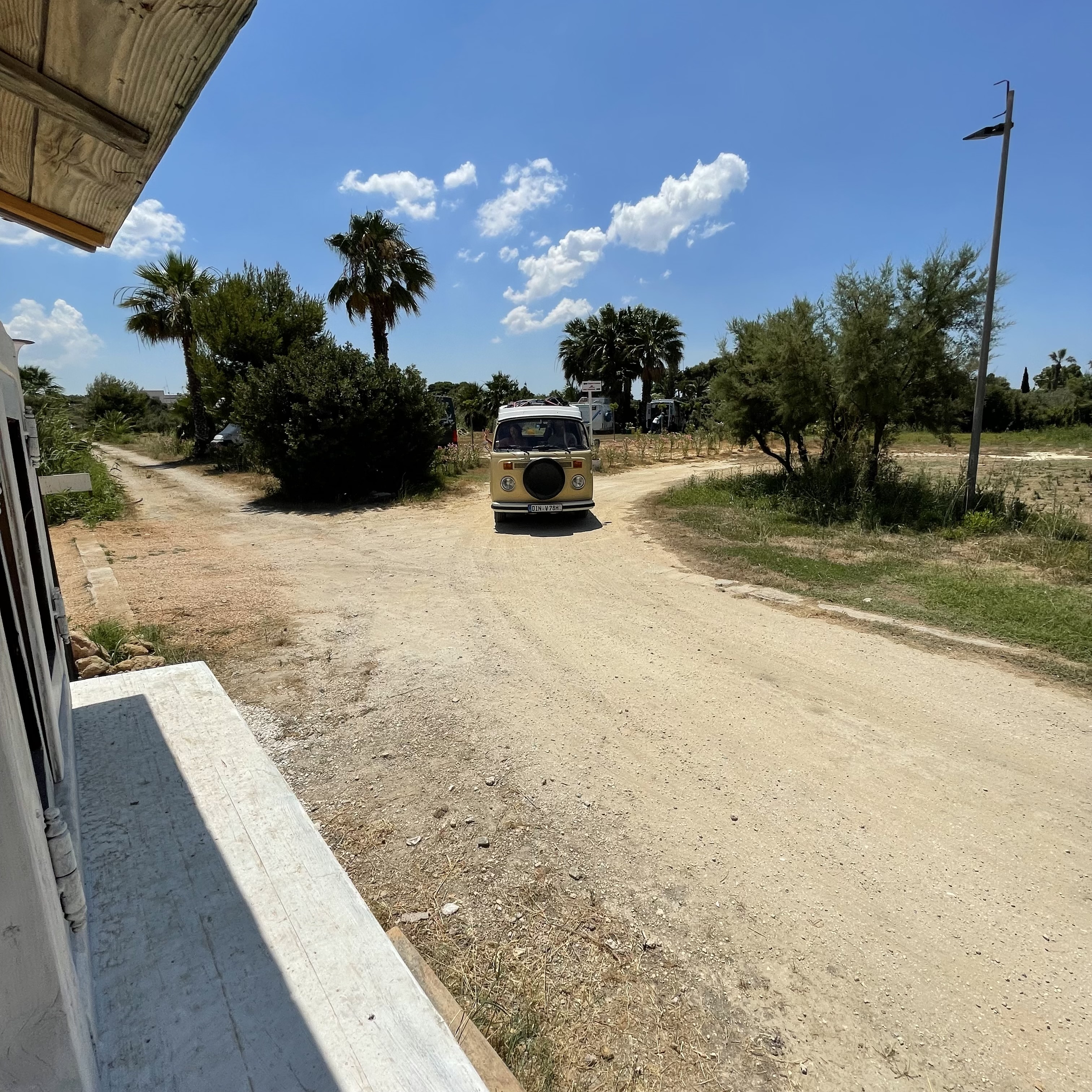 Wohnmobilstellplatz: Entrance Parking area - Sunset Kite Village