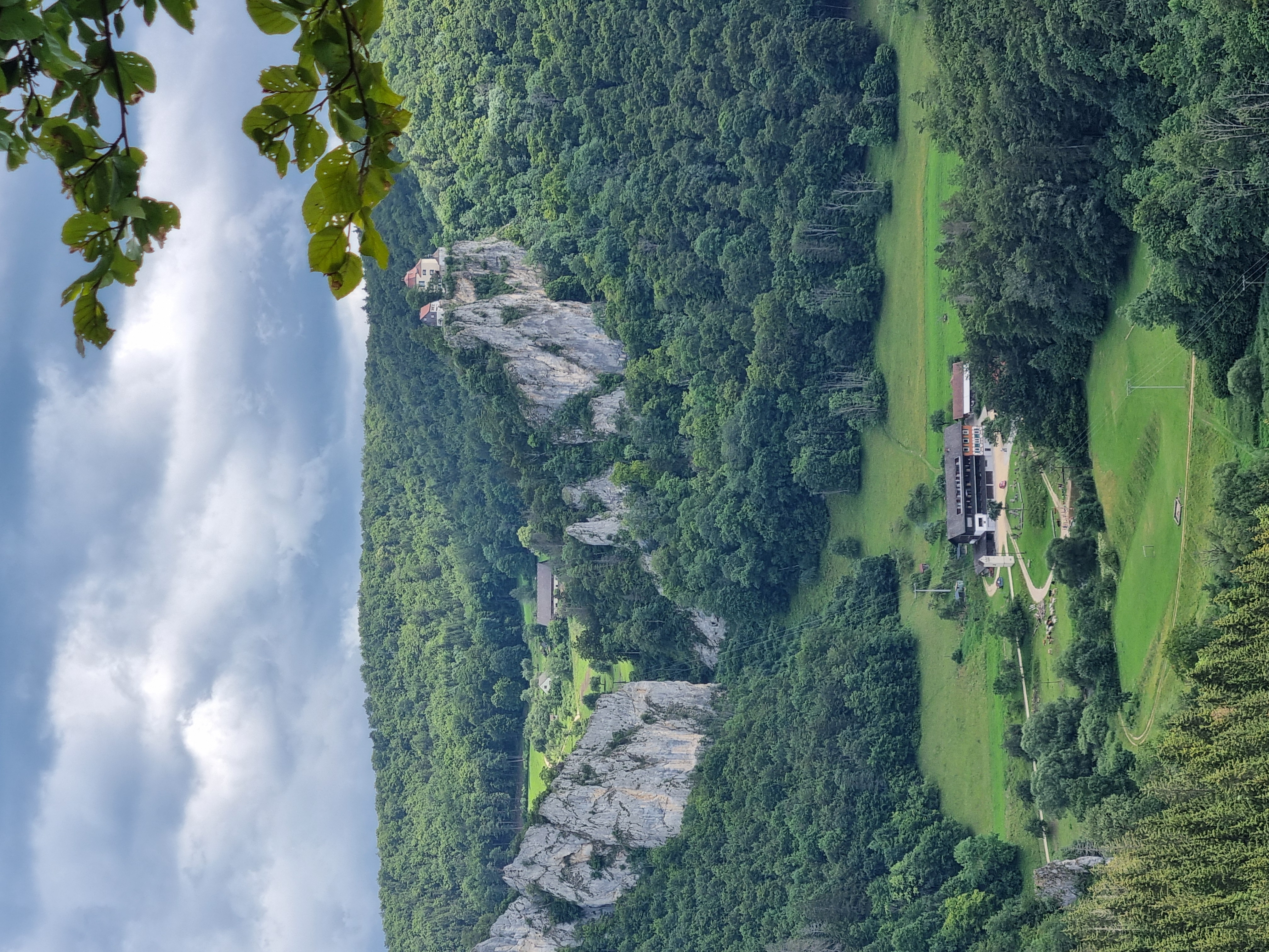 RV park - Donaueschingen - Das Donautal - Gartenplatz mit Ausblick über Wiese am Donauradweg