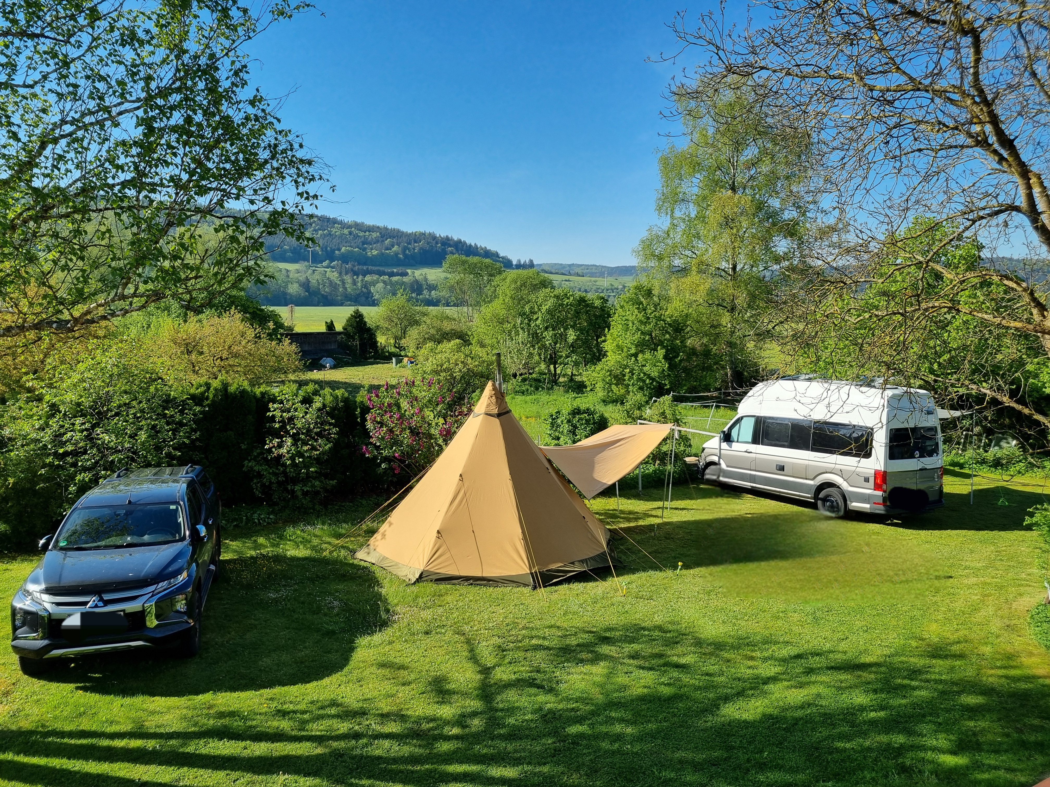 Wohnmobilstellplatz: Zelt und Wohnmobil im Garten - Gartenplatz mit Ausblick über Wiese am Donauradweg - zone