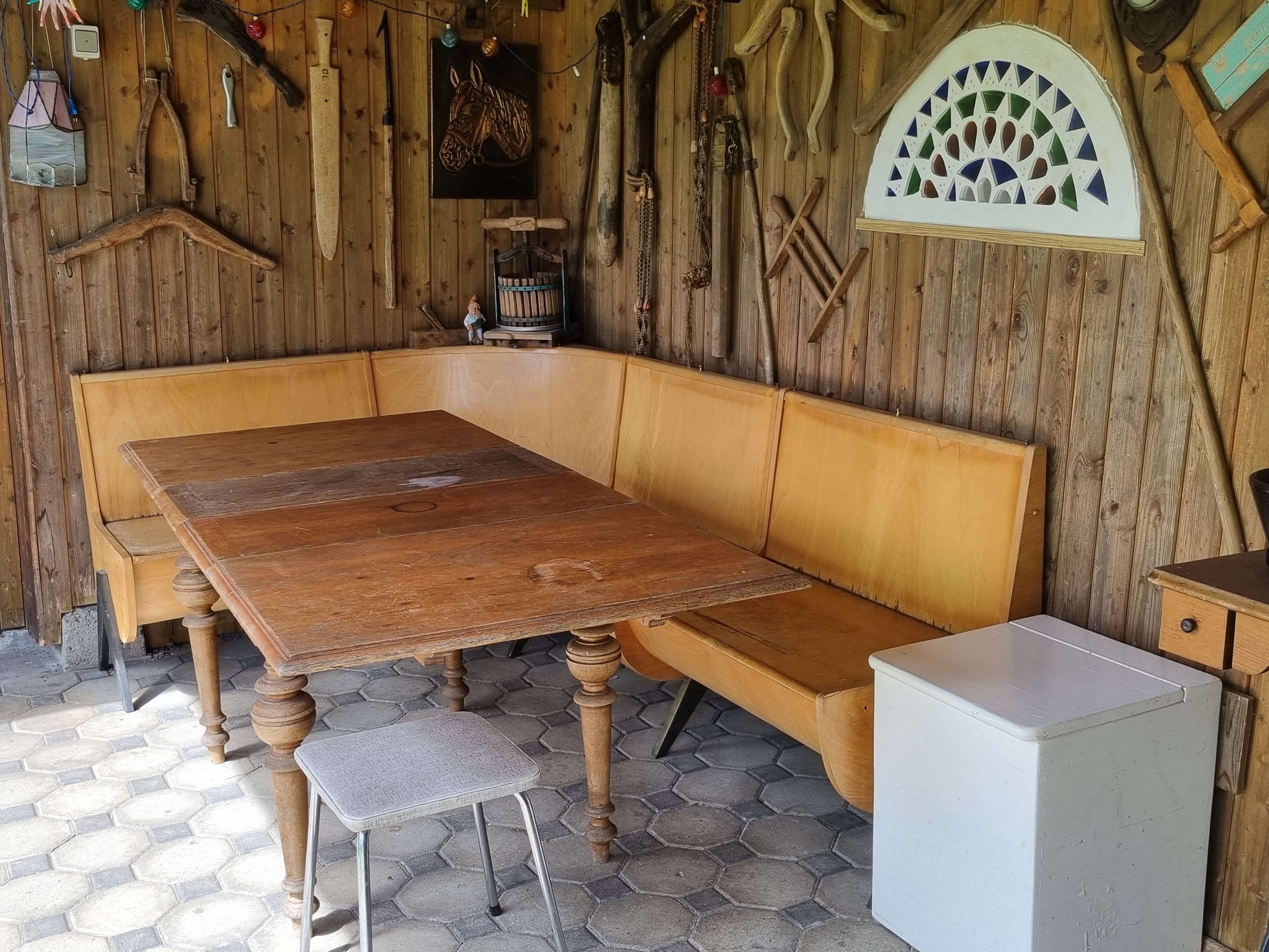 Wohnmobilstellplatz: gemütlicher Sitzplatz - Gartenplatz mit Ausblick über Wiese am Donauradweg - zone